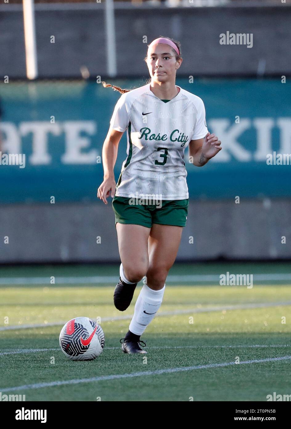 6 ottobre 2023: La difensore di Portland St. Kalo Iongi (3) dribbling la palla al volo durante la partita di calcio femminile NCAA tra i Portland State Vikings e gli Idaho Vandals all'Hillsboro Stadium, Portland, OREGON. Larry C. Lawson/CSM Foto Stock