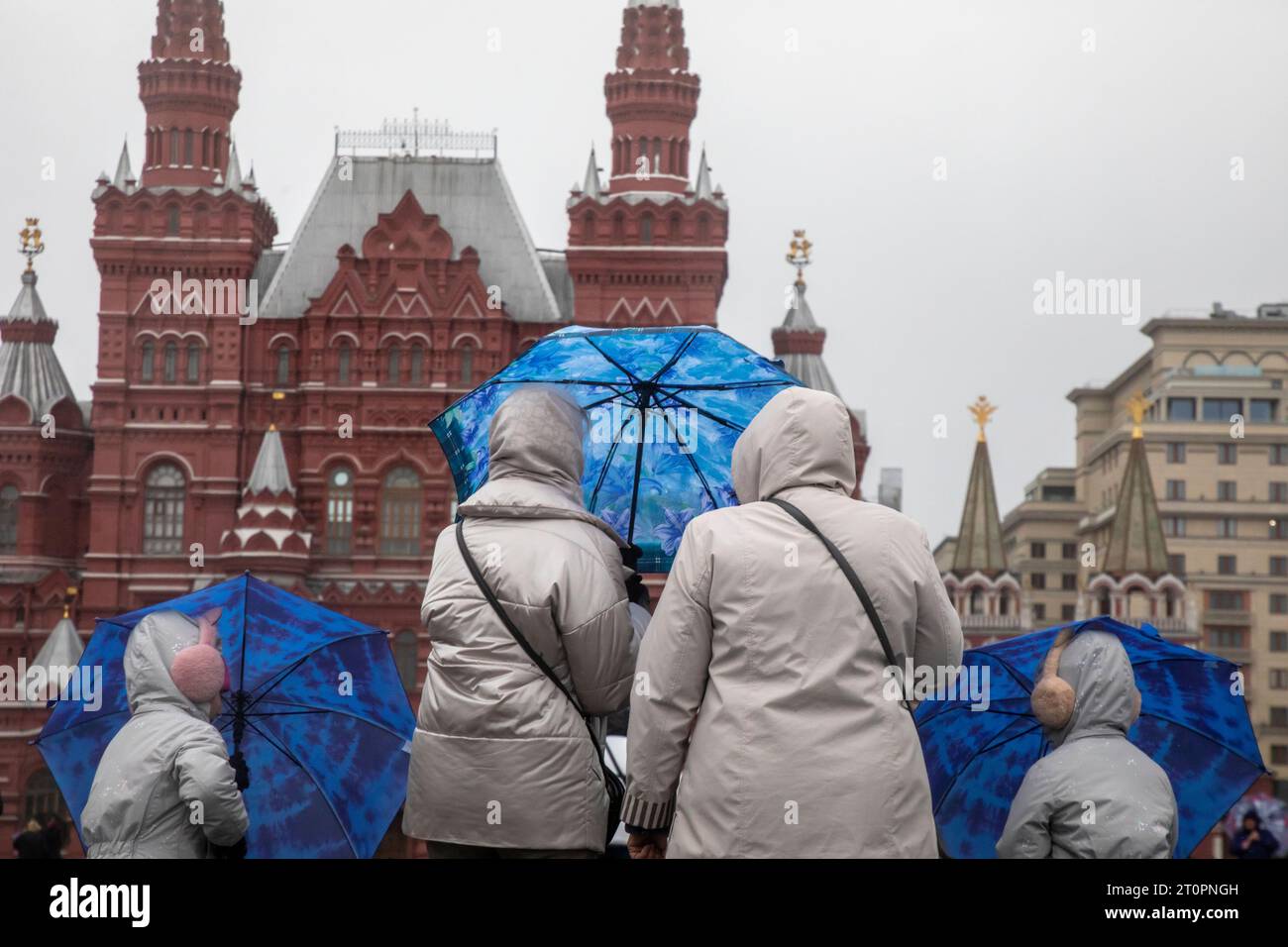 Mosca, Russia. 8 ottobre 2023. La gente cammina nella Piazza Rossa durante la pioggia e il vento a Mosca, in Russia. Crediti: Nikolay Vinokurov/Alamy Live News Foto Stock