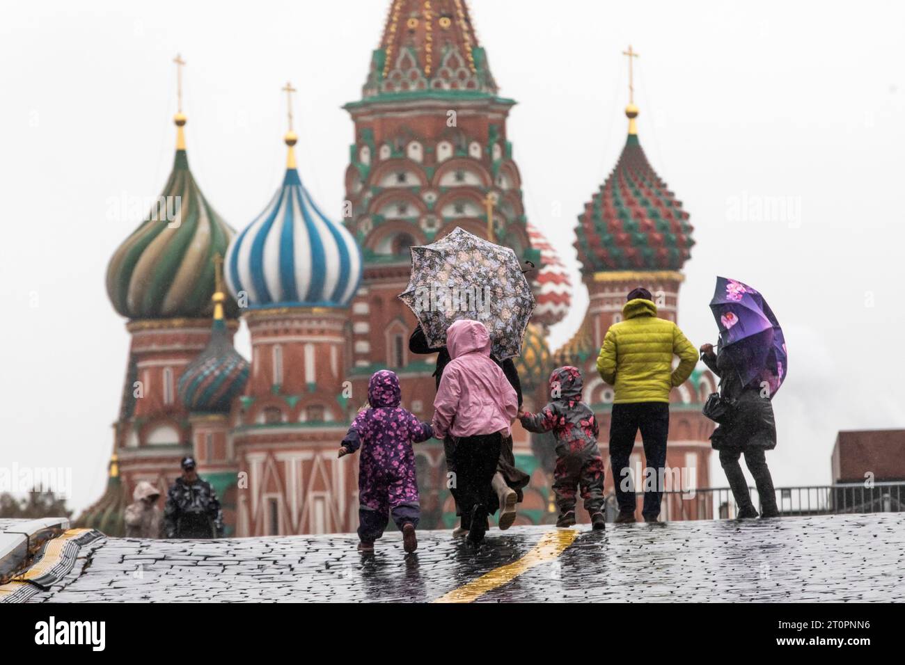 Mosca, Russia. 8 ottobre 2023. La gente cammina nella Piazza Rossa durante la pioggia e il vento a Mosca, in Russia. Crediti: Nikolay Vinokurov/Alamy Live News Foto Stock