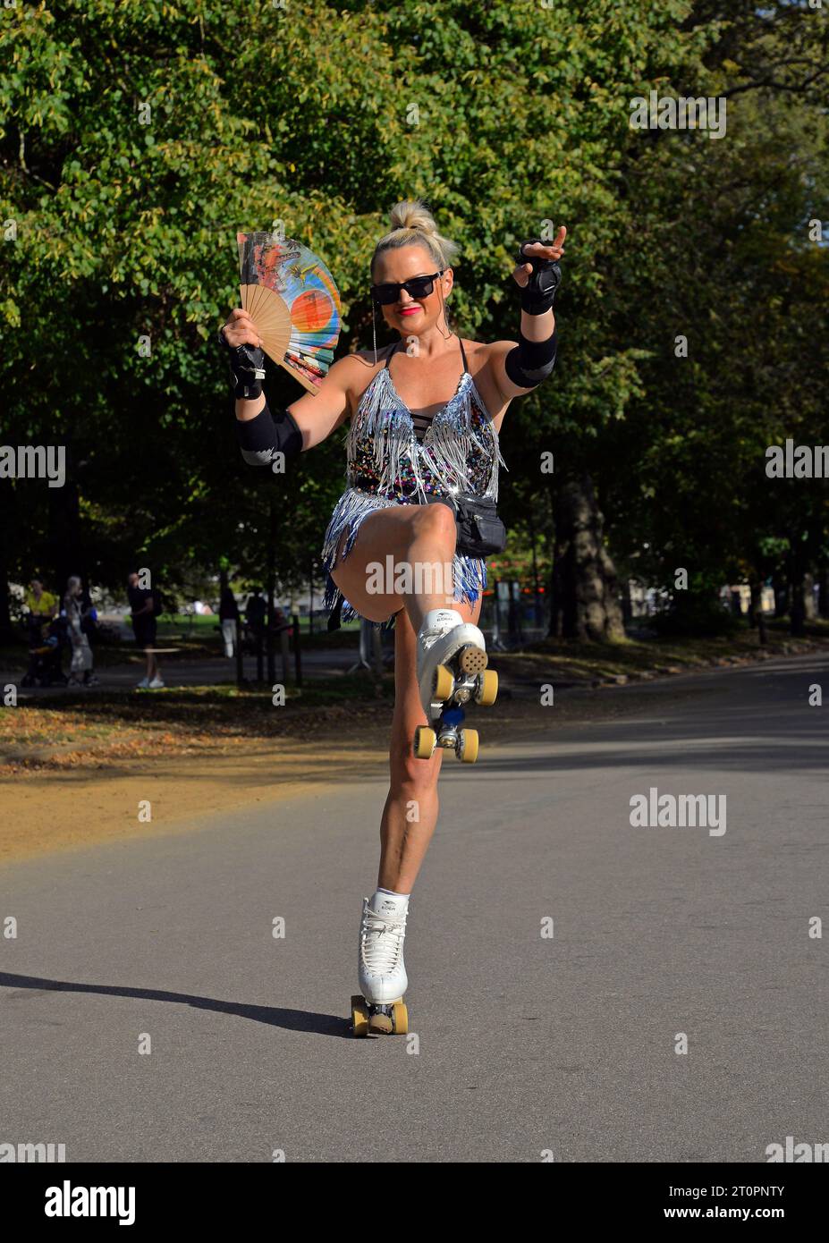 Londra, Regno Unito. 8 ottobre 2023. Helen Davies attraversa Hyde Park di Londra in un giorno di ottobre insolitamente caldo. 8 ottobre 2003. Crediti: Mark York/Alamy Live News Foto Stock