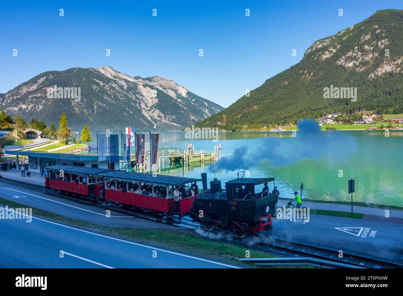 Eben am Achensee: lago Achensee (lago Achen), ferrovia Achensee con locomotiva a vapore alla stazione finale di Seespitz, Alpi di Brandenberg ad Achensee, Tirolo, Foto Stock