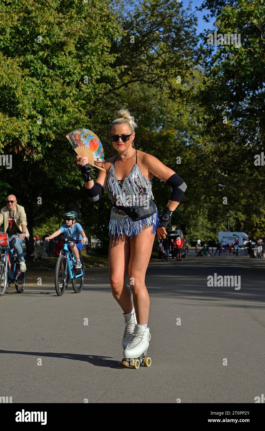Londra, Regno Unito. 8 ottobre 2023. Helen Davies attraversa Hyde Park di Londra in una giornata di caldo e atteso a ottobre. Ottobre 2023. Crediti: Mark York/Alamy Live News Foto Stock