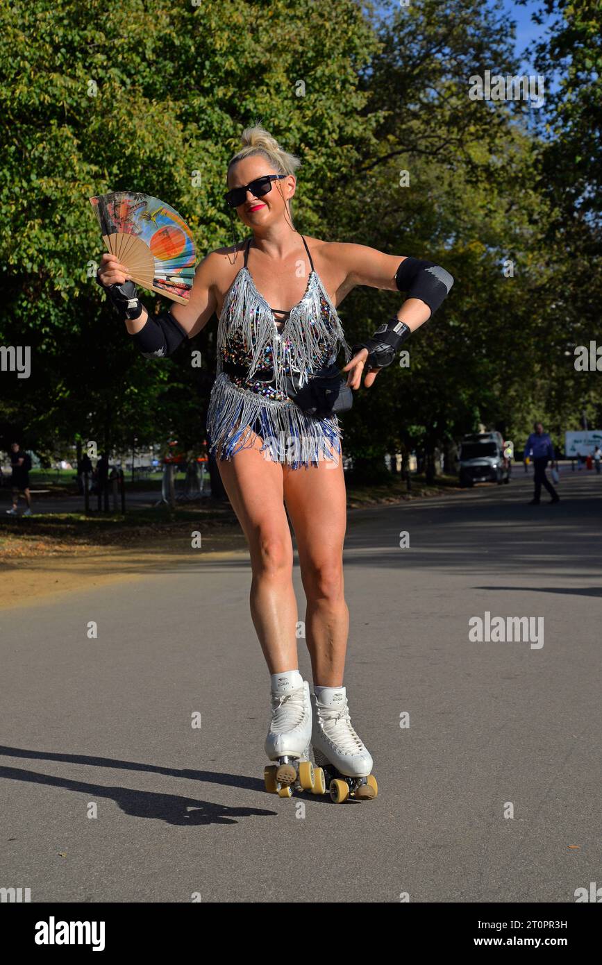Londra, Regno Unito. 8 ottobre 2023. Helen Davies passa per Hyde Park a Londra in un giorno di ottobre insolitamente caldo. 8 ottobre 2023. Crediti: Mark York/Alamy Live News Foto Stock