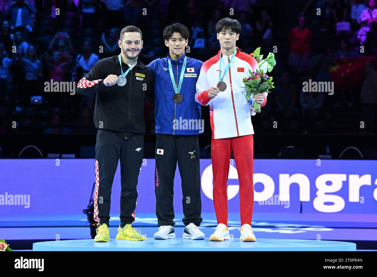 Anversa, Belgio. 8 ottobre 2023. Cerimonia della medaglia High Bar: ORO HASHIMOTO Daiki ARGENTO SRBIC stagno BRONZO su Weide durante i 52° Campionati Mondiali di ginnastica Artistica - Apparatus Finals Day 2, ginnastica ad Anversa, Belgio, 8 ottobre 2023 crediti: Independent Photo Agency/Alamy Live News Foto Stock
