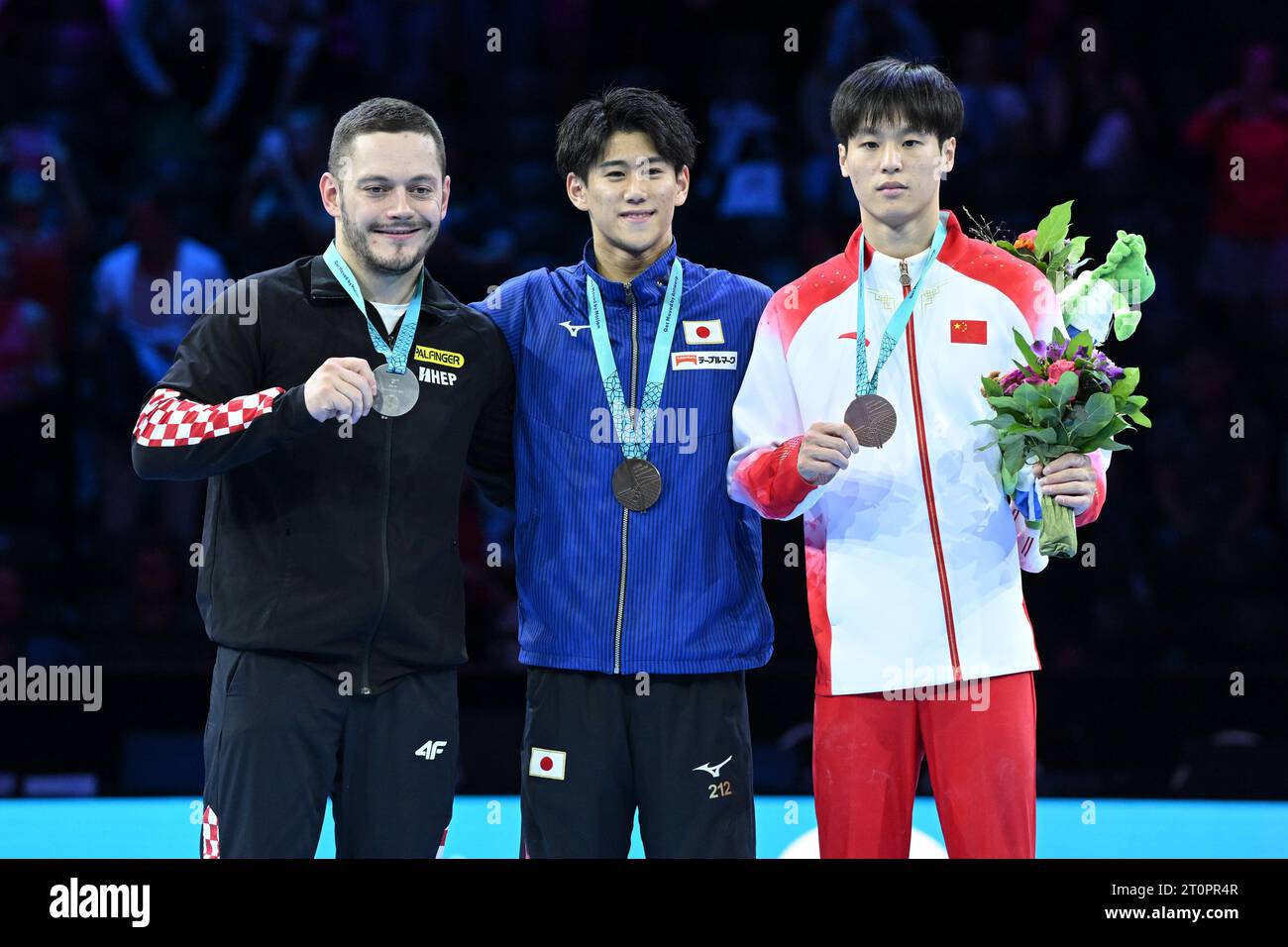 Anversa, Belgio. 8 ottobre 2023. Cerimonia della medaglia High Bar: ORO HASHIMOTO Daiki ARGENTO SRBIC stagno BRONZO su Weide durante i 52° Campionati Mondiali di ginnastica Artistica - Apparatus Finals Day 2, ginnastica ad Anversa, Belgio, 8 ottobre 2023 crediti: Independent Photo Agency/Alamy Live News Foto Stock