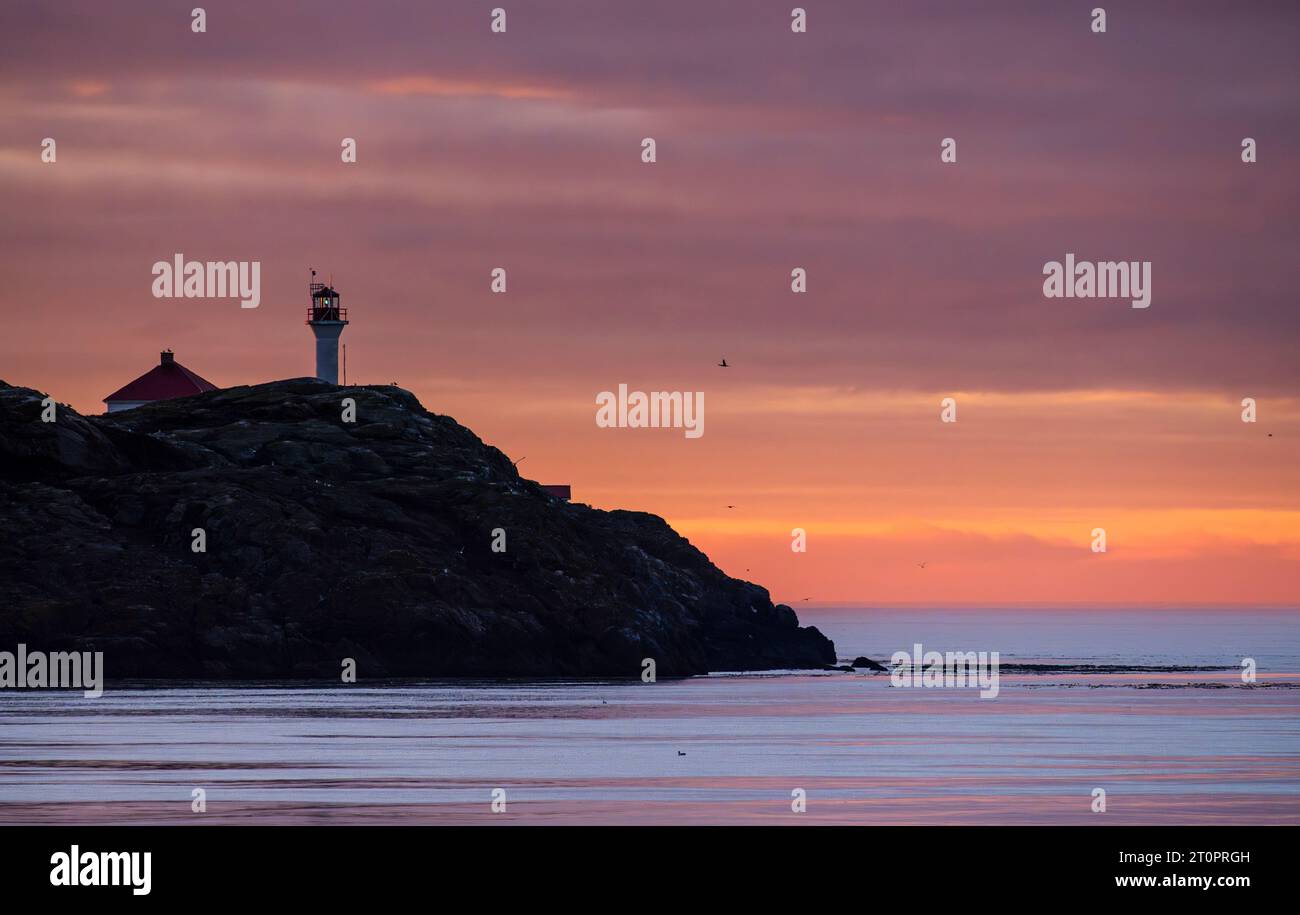 Il faro di Trial Islands all'alba visto da Harling Point a Oak Bay, British Columbia, Canada. Foto Stock