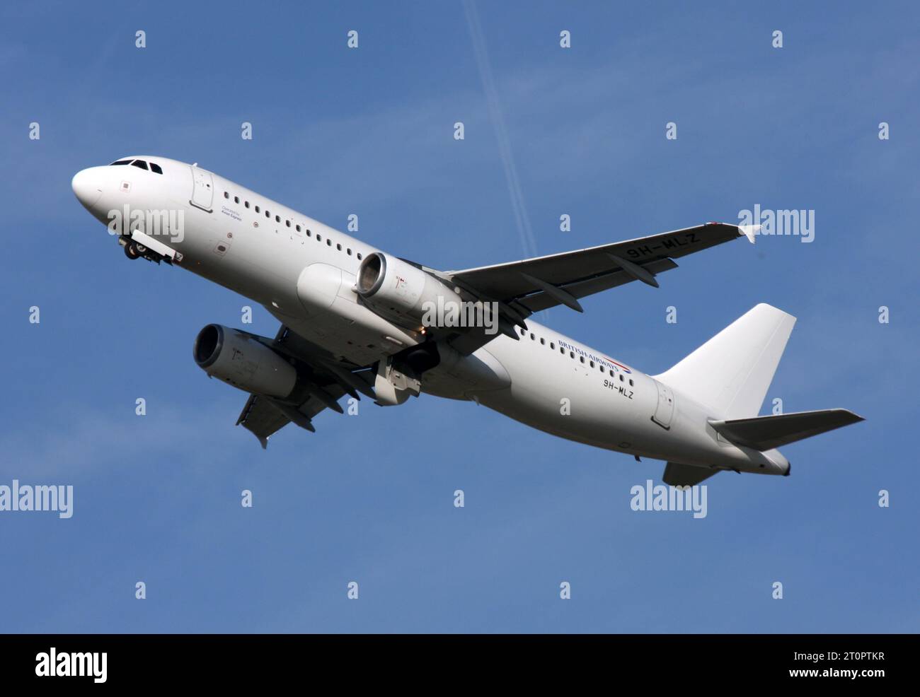 Un Airbus A320 operato da Avion Express per British Airways parte dall'aeroporto di Gatwick Foto Stock