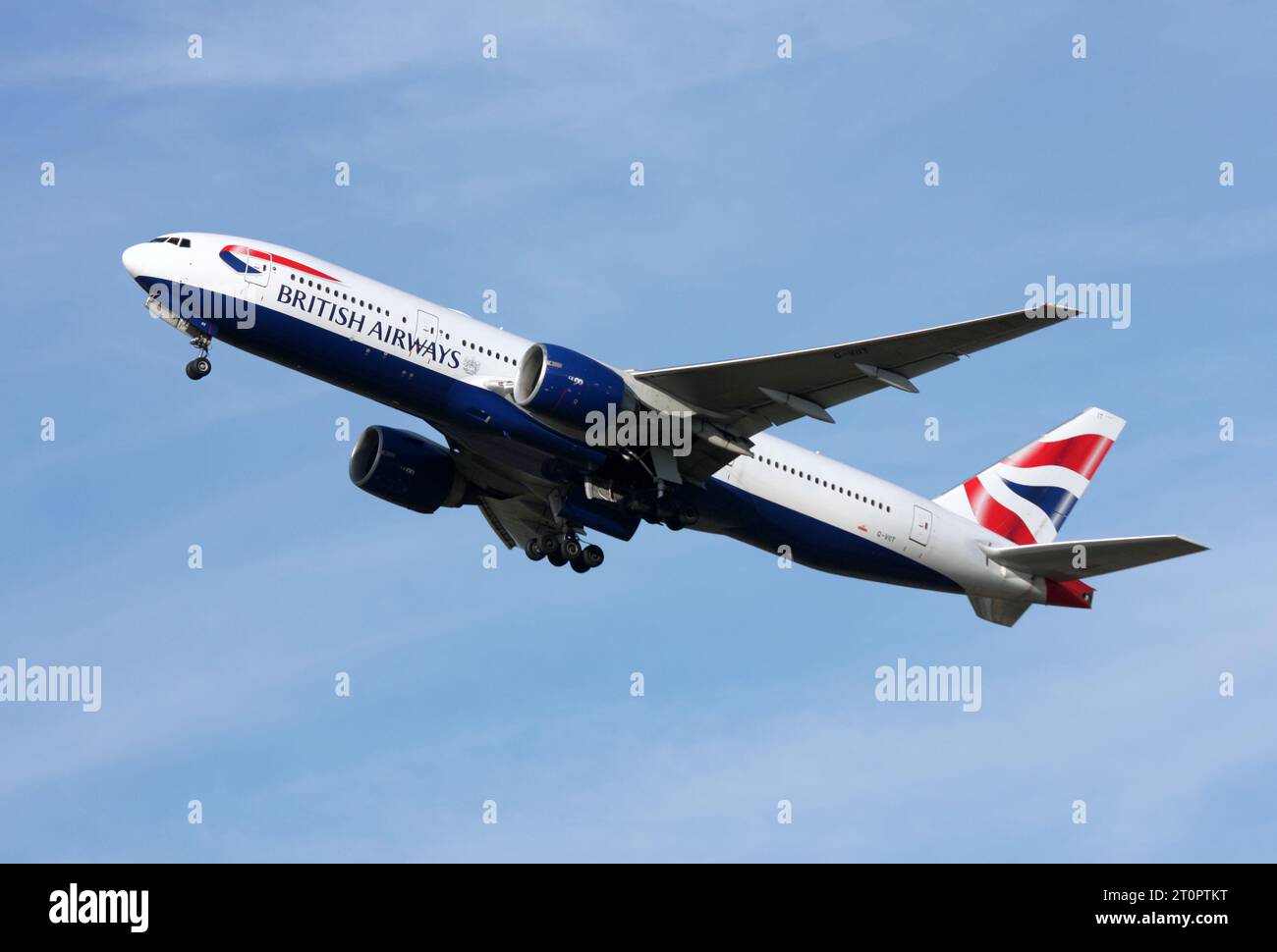 Un Boeing 777-200 di British Airways parte dall'aeroporto di Gatwick Foto Stock