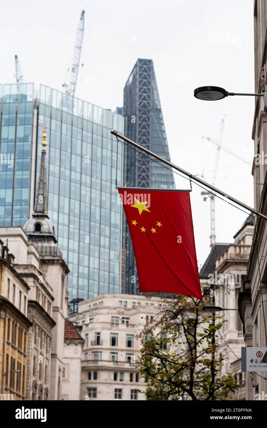 Bandiera della Cina al di fuori della Bank of China, Lothbury, Londra, Regno Unito, con il quartiere finanziario della città oltre. Leadenhall Building di proprietà di Chinese CC Land Foto Stock