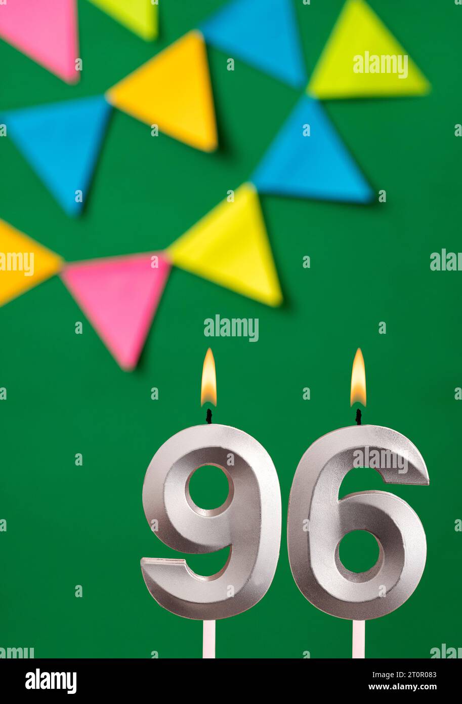 Cartolina di compleanno verticale con numero di candela 96 - sfondo verde con pennant Foto Stock