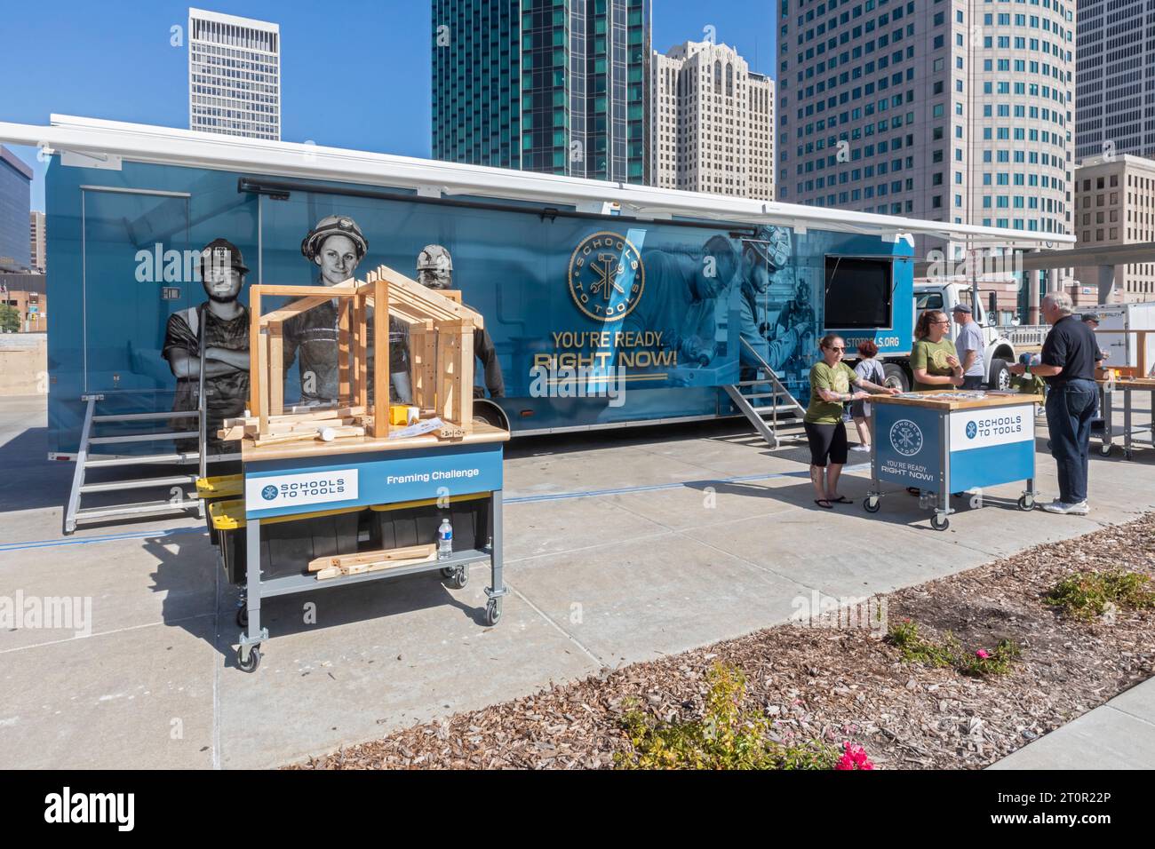 Detroit, Michigan - The Schools to Tools Mobile Experience, un trailer di 44 metri, mira ad interessare i giovani alle professioni di falegname e macinatura Foto Stock