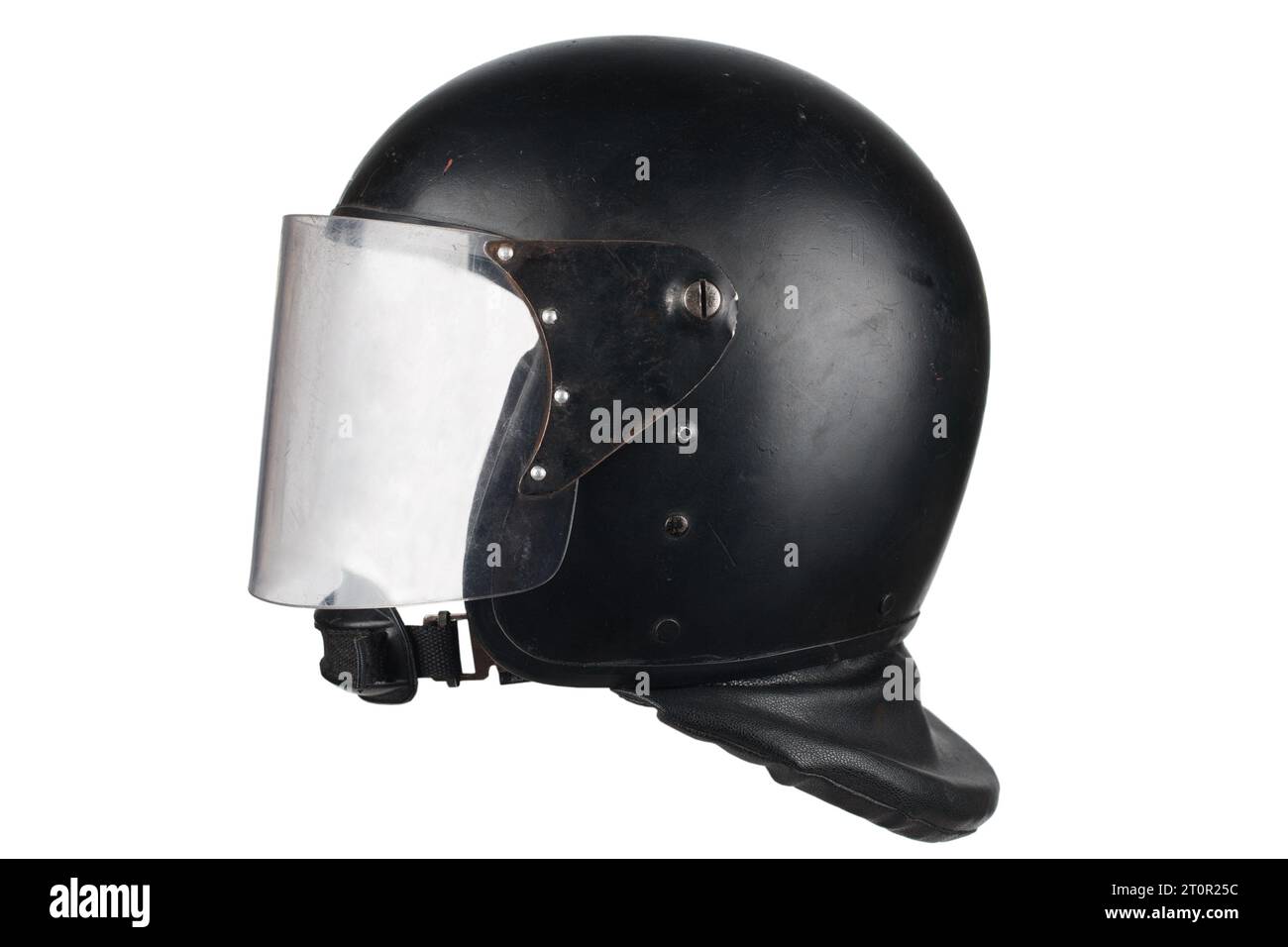 casco della polizia antisommossa con vetro corazzato protettivo isolato su sfondo bianco Foto Stock