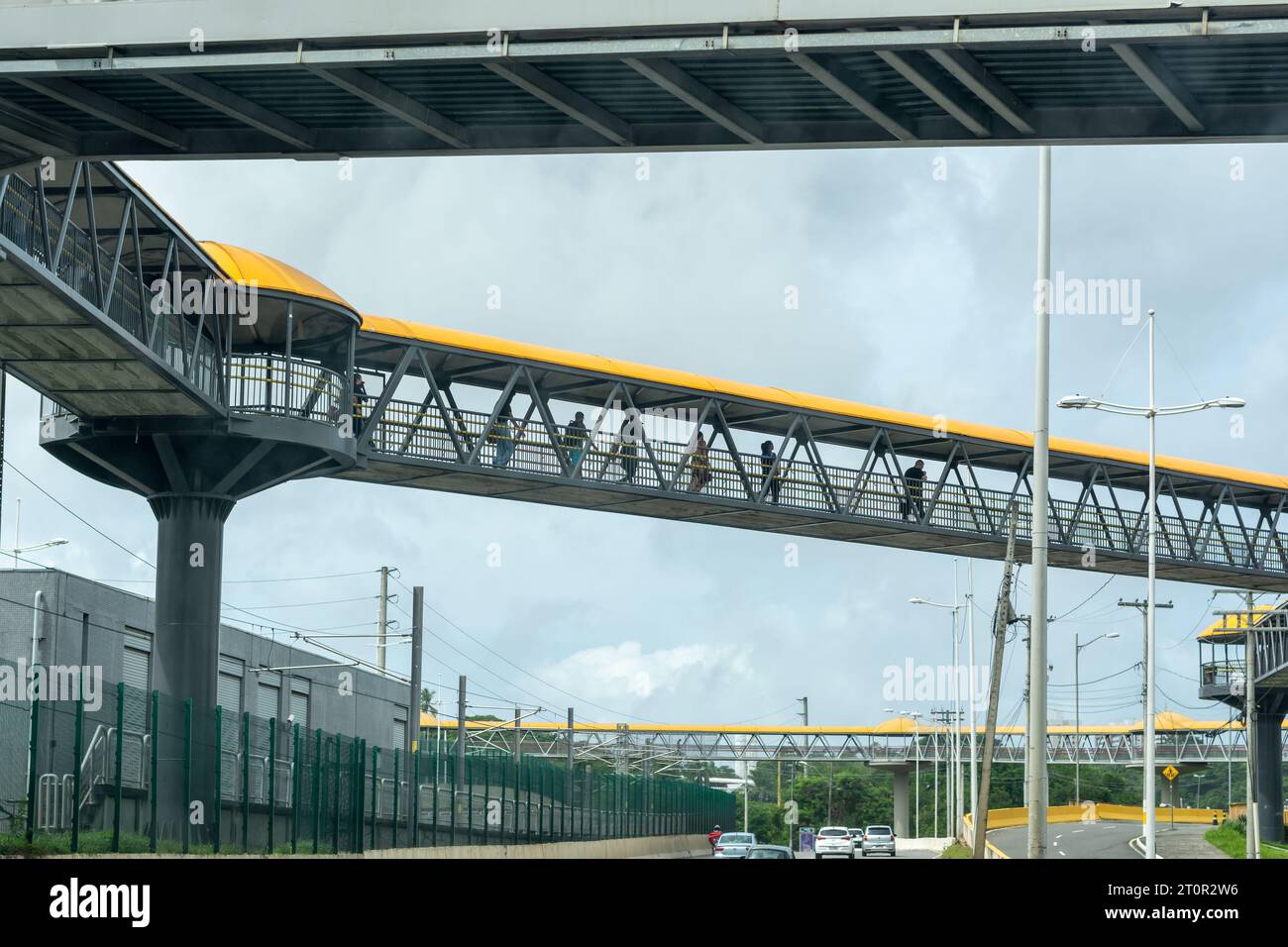 Salvador, Bahia, Brasile - 1 maggio 2022: Vista di un passaggio pedonale nel centro commerciale della città di Salvador, Bahia. Foto Stock