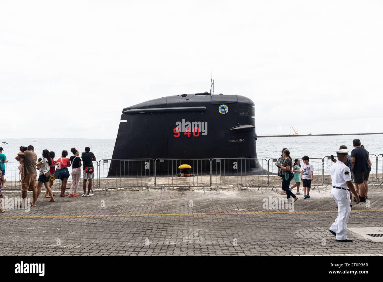 Salvador, Bahia, Brasile - 8 ottobre 2023: Il sottomarino Riachuelo S40, della Marina militare brasiliana, si è fermato per la visione pubblica nel porto marittimo della città Foto Stock