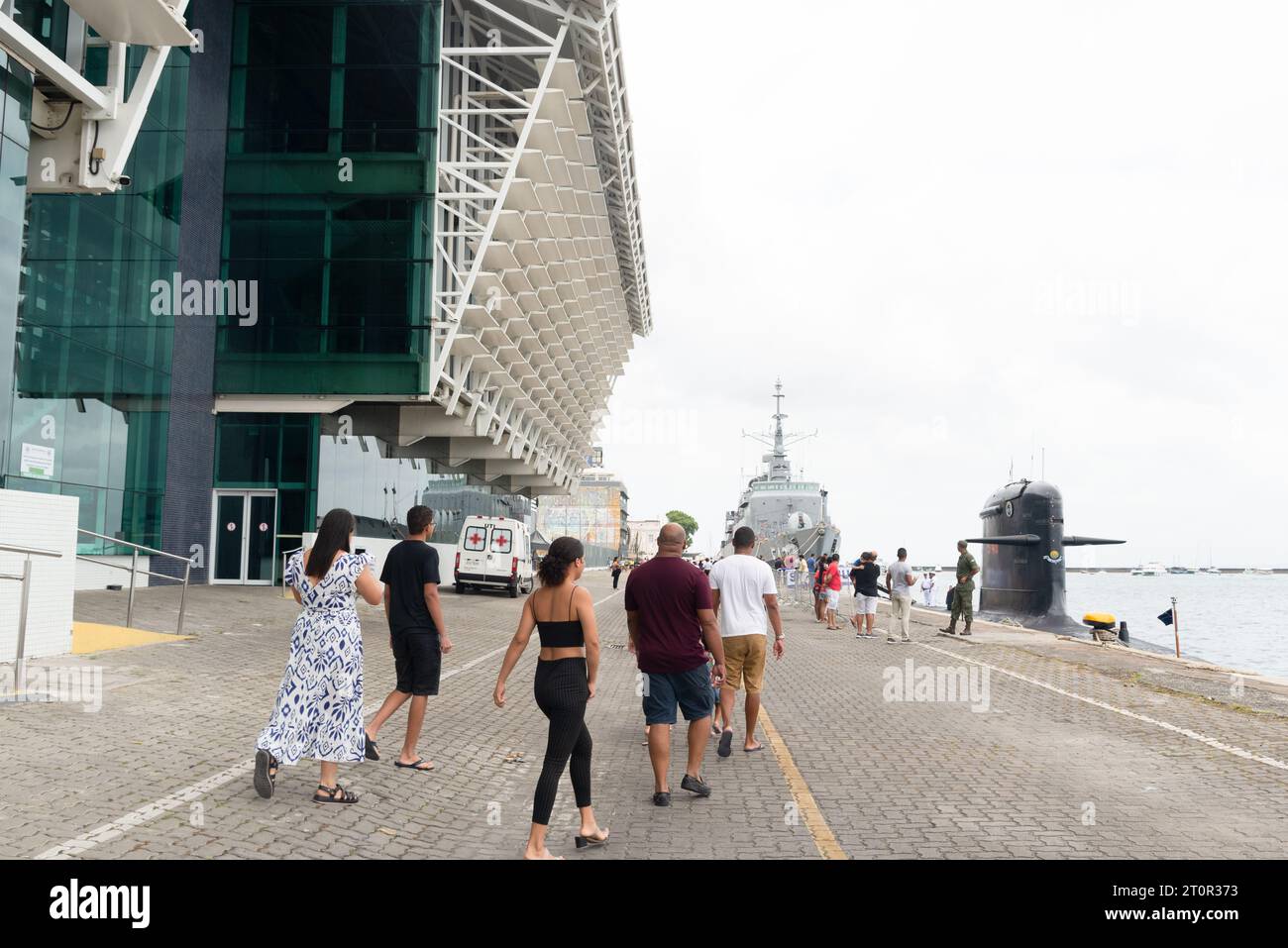 Salvador, Bahia, Brasile - 8 ottobre 2023: Persone e turisti visitano la nave della Marina brasiliana Fragata Constituicao F42, ormeggiata al porto Foto Stock