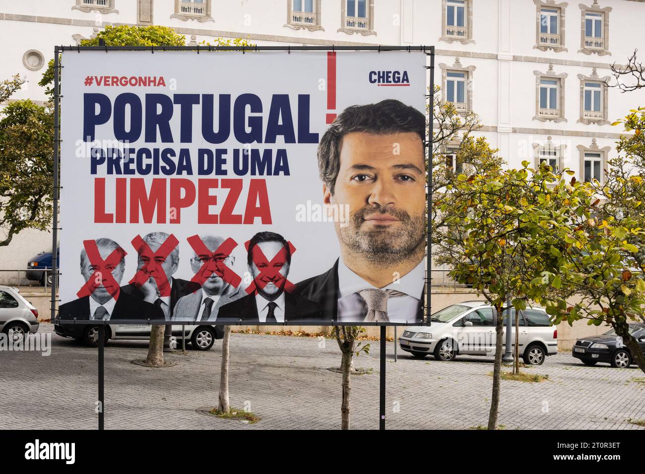 Andre Ventura sul poster della campagna di Chega 'vergogna. Portogallo deve essere pulito" a Porto, Portogallo 2023 Foto Stock