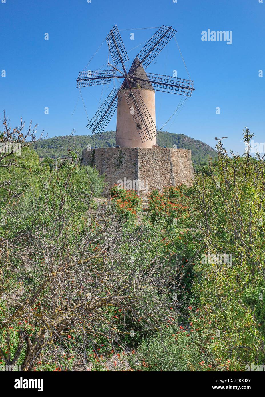 Mallorca, Spagna - 8 ottobre 2023: Mulino a vento tradizionale delle Baleari a Santa Ponsa, Mallorca Foto Stock