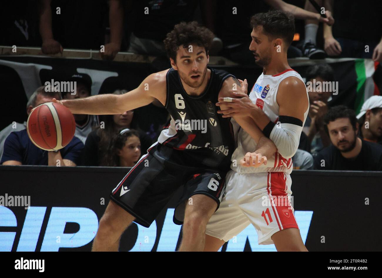 Bologna, Italia. 8 ottobre 2023. Alessandro Pajola (Segafredo Virtus Bologna) in azione ostacolata da Davide Moretti (Openjobmetis Varese) durante la partita del campionato italiano di pallacanestro LBA serie A1 Segafredo Virtus Bologna vs. Openjobmetis Varese - Bologna, Italia, ottobre 2023 al Paladozza Sports Palace - foto: Michele Nucci credito: Independent Photo Agency/Alamy Live News Foto Stock