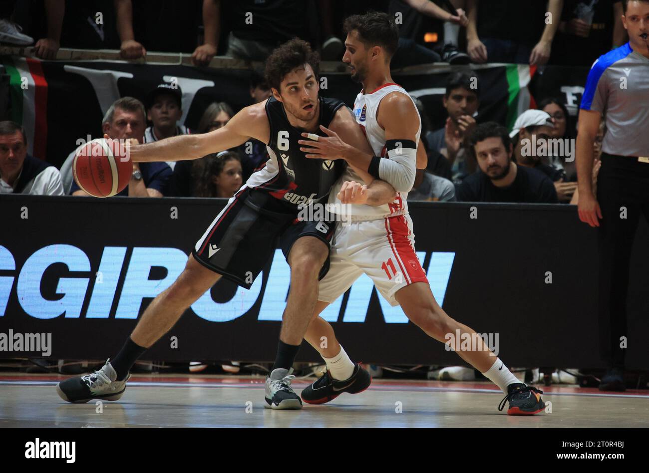 Bologna, Italia. 8 ottobre 2023. Alessandro Pajola (Segafredo Virtus Bologna) in azione ostacolata da Davide Moretti (Openjobmetis Varese) durante la partita del campionato italiano di pallacanestro LBA serie A1 Segafredo Virtus Bologna vs. Openjobmetis Varese - Bologna, Italia, ottobre 2023 al Paladozza Sports Palace - foto: Michele Nucci credito: Independent Photo Agency/Alamy Live News Foto Stock