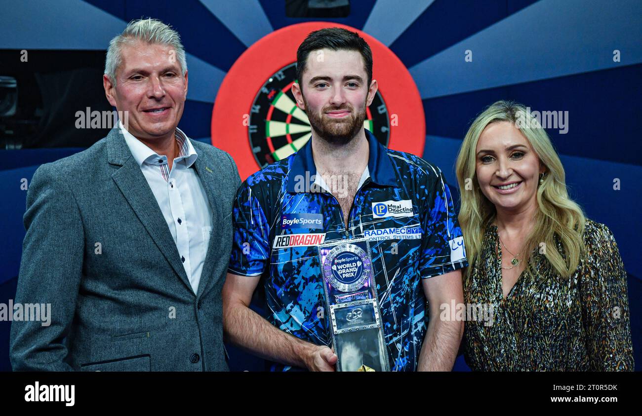 Morningside Arena, Leicester, Regno Unito. 8 ottobre 2023. 2023 PDC BoyleSports World Grand Prix Darts Final; Luke Humphries detiene il trofeo con gli sponsor principali Credit: Action Plus Sports/Alamy Live News Foto Stock