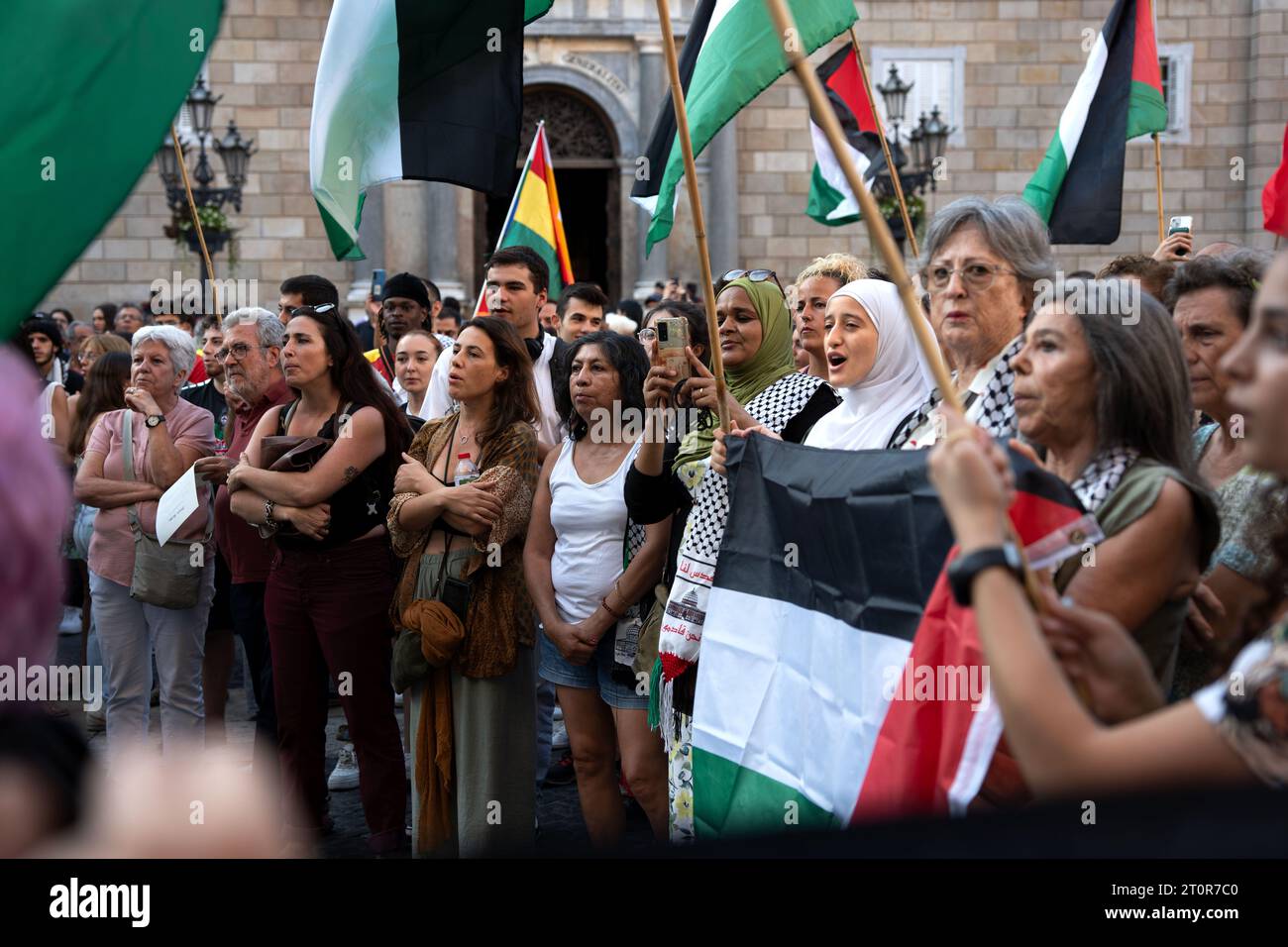 Barcellona, Spagna. 8 ottobre 2023. Decine di manifestanti con bandiere si riuniscono in Plaza Sant Jaume a sostegno della Palestina durante la manifestazione. Circa 100 persone si sono riunite a Barcellona in Plaza Sant Jaume domenica 8 ottobre per chiedere i diritti palestinesi e denunciare l'apartheid israeliano. (Foto di Ximena Borrazas/SOPA Images/Sipa USA) credito: SIPA USA/Alamy Live News Foto Stock