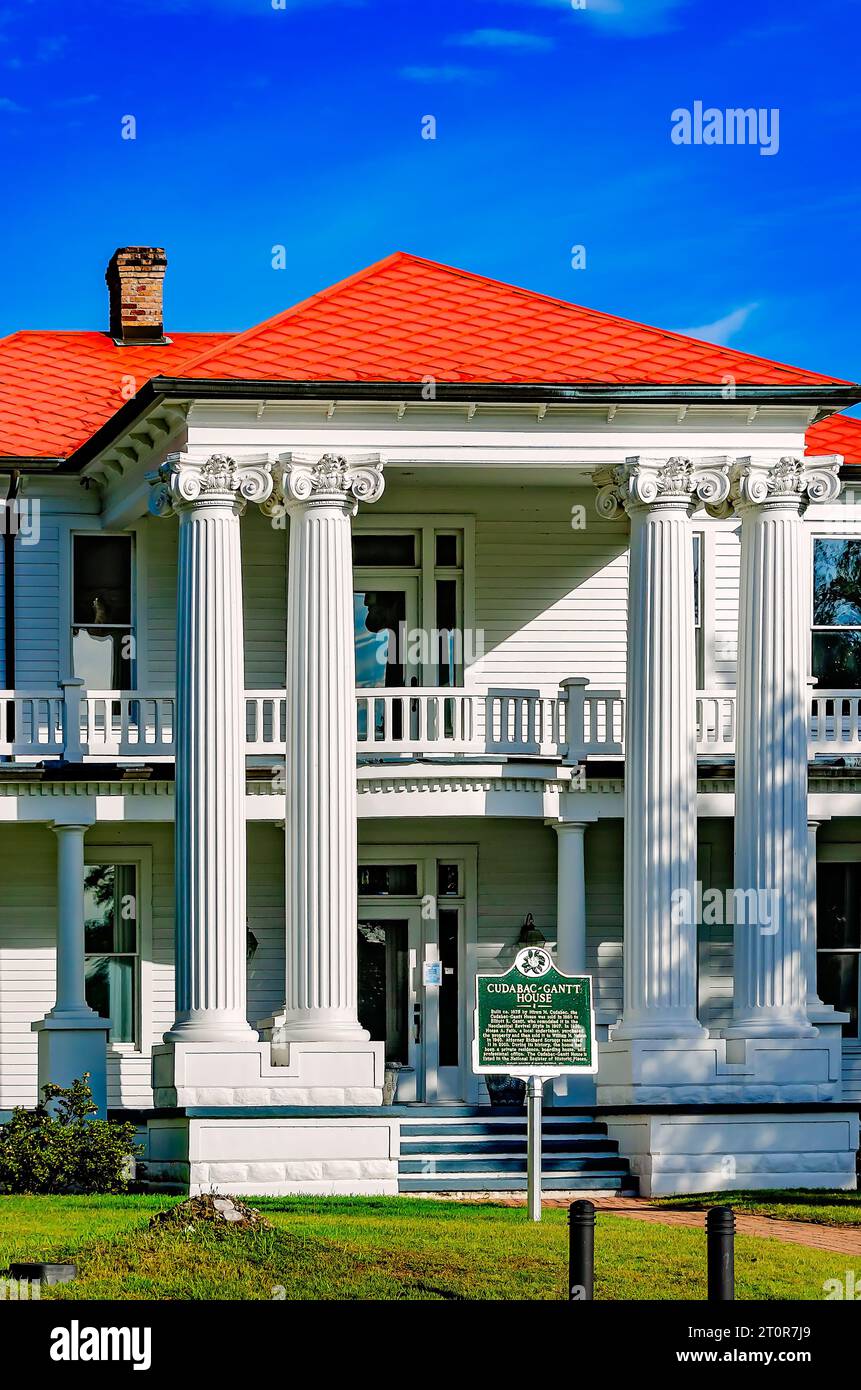 La Cudabac-Gantt House è raffigurata a Moss Point, Mississippi. La Cudabac-Gantt House fu costruita nel 1875 in stile neoclassico. Foto Stock