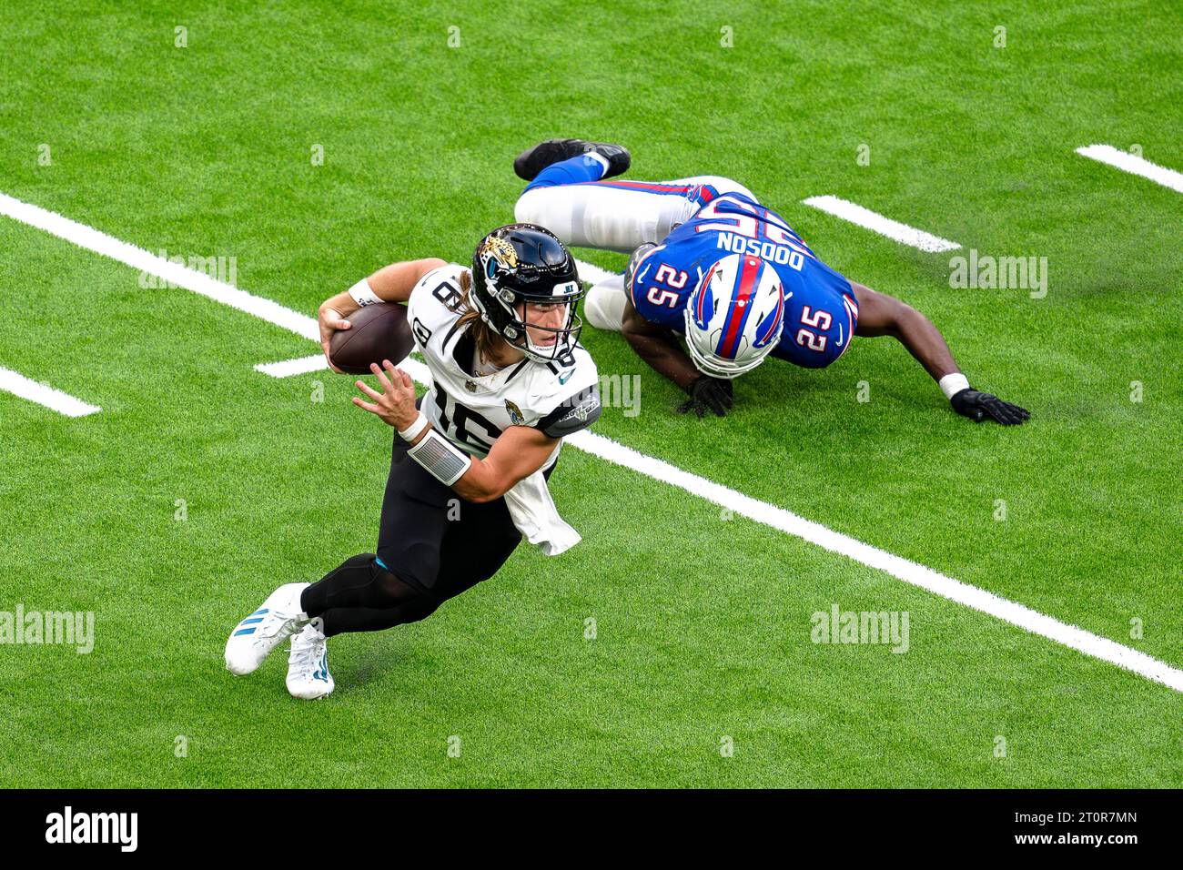 LONDRA, REGNO UNITO. 8 ottobre 23. Trevor Lawrence dei Jaguars (a sinistra) viene affrontato da Tyrel Dodson dei Buffalo Bills (a destra) durante la NFL 2023 London Series - Jacksonville Jaguars vs Buffalo Bills al Tottenham Hotspur Stadium domenica 8 ottobre 2023. LONDRA INGHILTERRA. Crediti: Taka G Wu/Alamy Live News Foto Stock