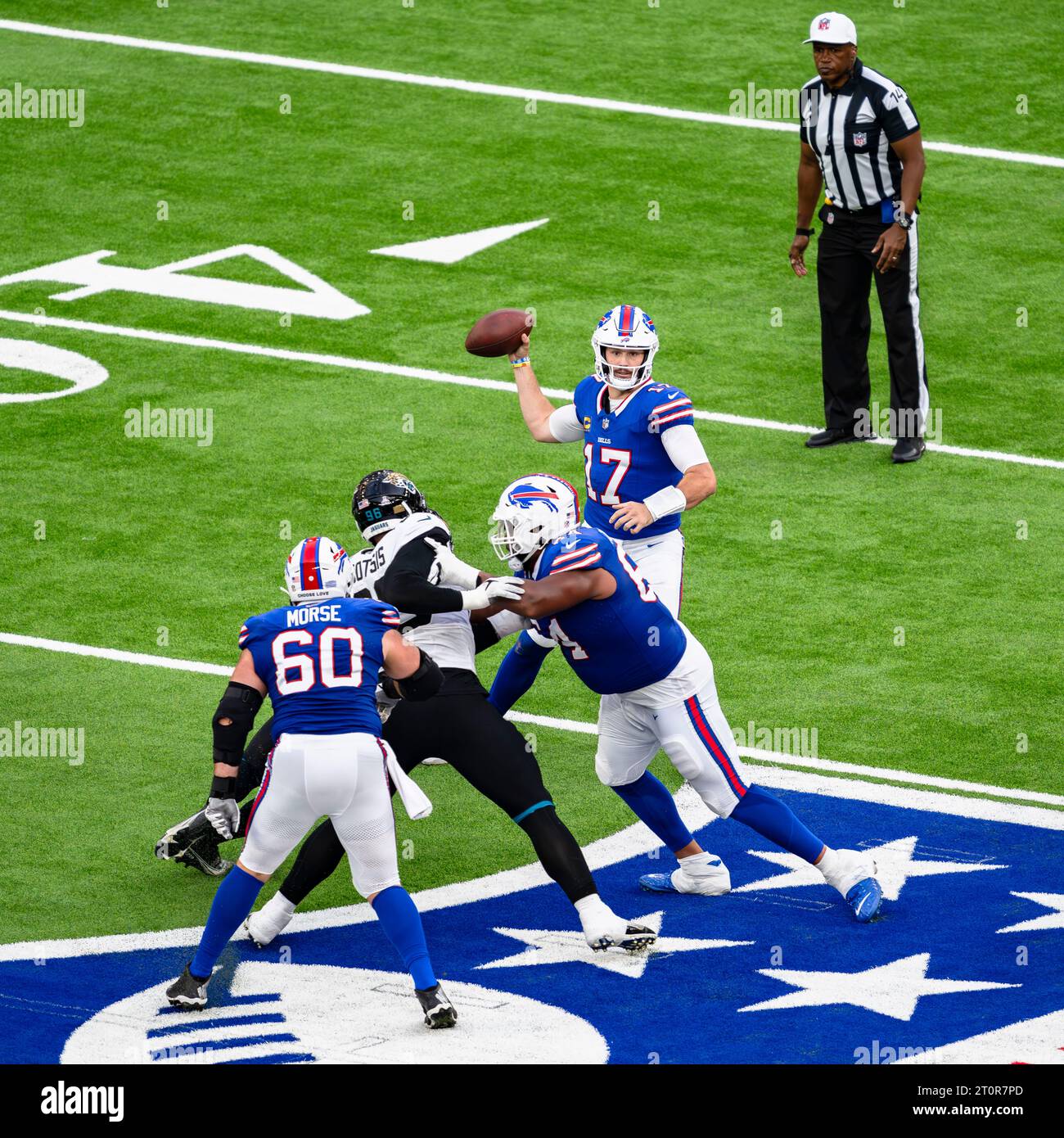 LONDRA, REGNO UNITO. 8 ottobre 23. Josh Allen dei Buffalo Bills (centro) durante la NFL 2023 London Series - Jacksonville Jaguars vs Buffalo Bills al Tottenham Hotspur Stadium domenica 8 ottobre 2023. LONDRA INGHILTERRA. Crediti: Taka G Wu/Alamy Live News Foto Stock