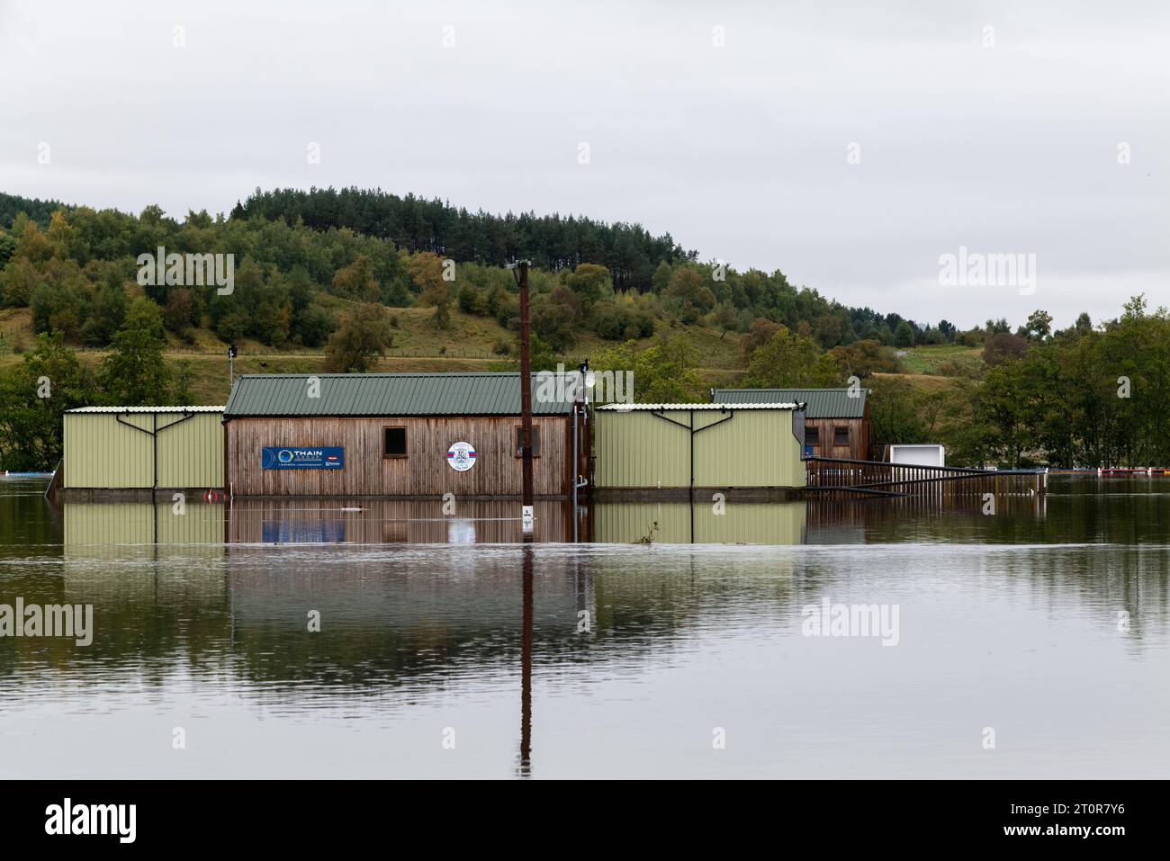 Area di Aviemore, Highlands and Islands, Regno Unito. 8 ottobre 2023. Si tratta di scene di inondazioni provenienti dalla zona di Aviemore e Kingussie delle Highlands a seguito di torrenziali calate di pioggia. Crediti: JASPERIMAGE/Alamy Live News Foto Stock