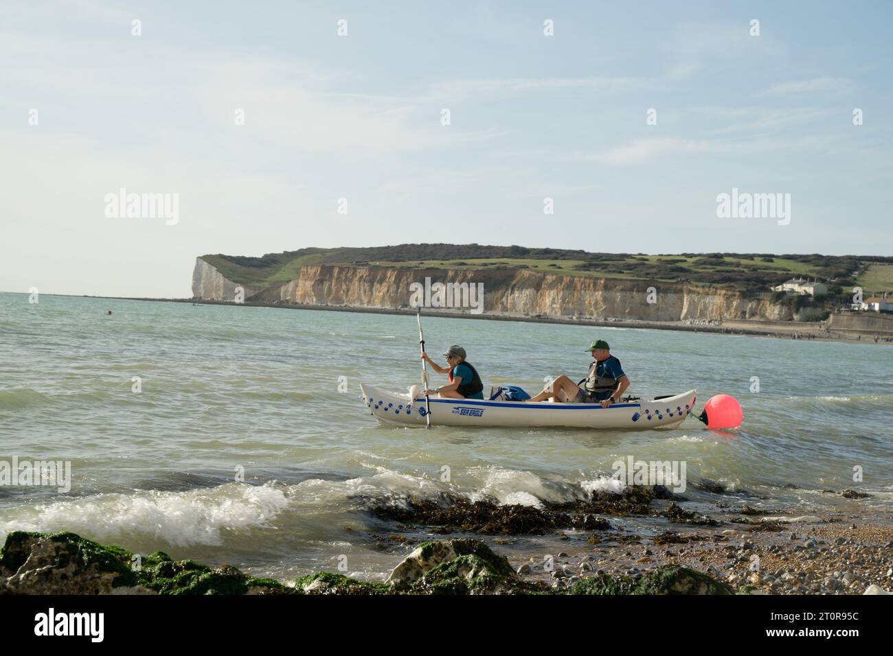 Kent UK, 8 ottobre 2023. Meteo Regno Unito. Moglie e marito in canoa sul mare presso la spiaggia Seven Sisters vicino al parco nazionale per immergersi nell'Autumn Sunshine, Kent, Inghilterra, Regno Unito. Credito: Xiu Bao/Alamy Live News Foto Stock