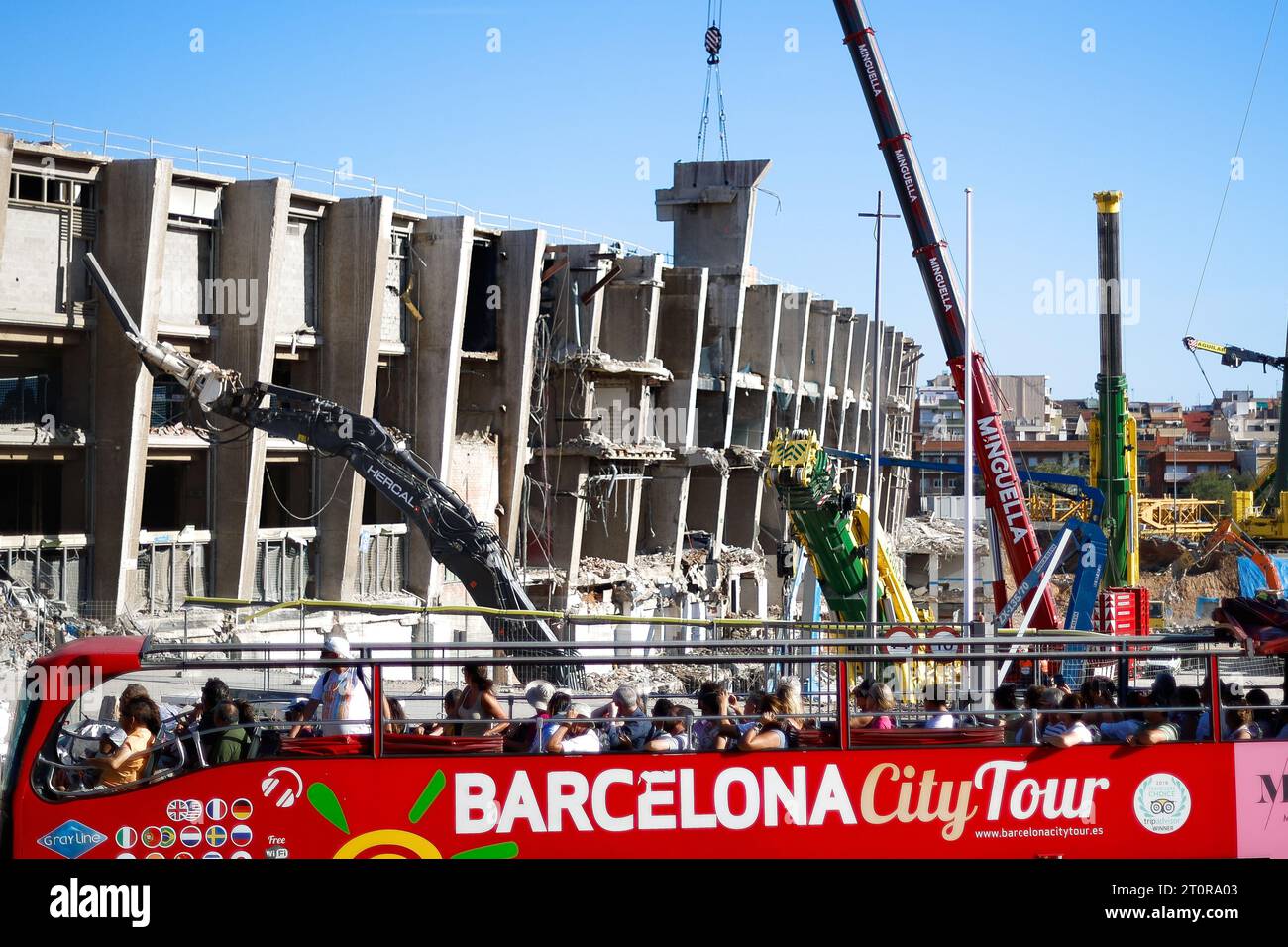 Un gruppo di turisti in un autobus turistico registra le gru che demoliscono la 3a tribuna dello Spotify Camp Nou. La squadra di Barcellona ristruttura il suo stadio per espandere la sua capacità a 105,000 spettatori e sarà uno degli stadi più moderni del mondo. Foto Stock