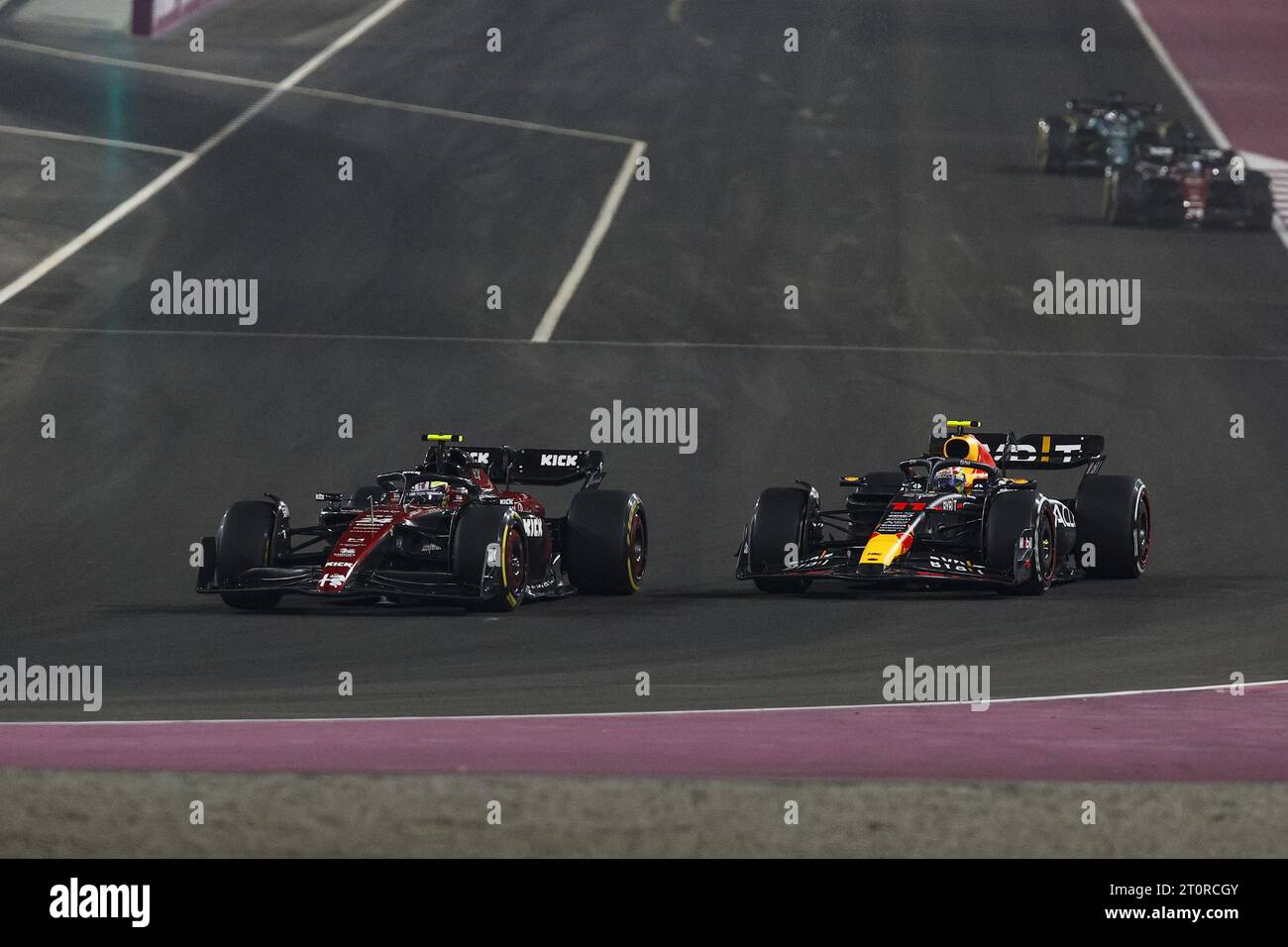 24 ZHOU Guanyu (chi), Alfa Romeo F1 Team puntata C43, azione 11 PEREZ Sergio (mex), Red Bull Racing RB19, azione durante il Gran Premio di Formula 1 Qatar 2023, 17° round del Campionato Mondiale di Formula 1 2023 dal 6 all'8 ottobre 2023 sul Lusail International Circuit, a Doha, Qatar Foto Stock