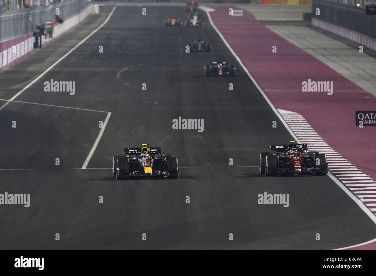 11 PEREZ Sergio (mex), Red Bull Racing RB19, azione 24 ZHOU Guanyu (chi), Alfa Romeo F1 Team stake C43, azione durante il Gran Premio di Formula 1 Qatar 2023, 17° round del Campionato Mondiale di Formula 1 2023 dal 6 all'8 ottobre 2023 sul circuito internazionale di Lusail, a Doha, Qatar Foto Stock