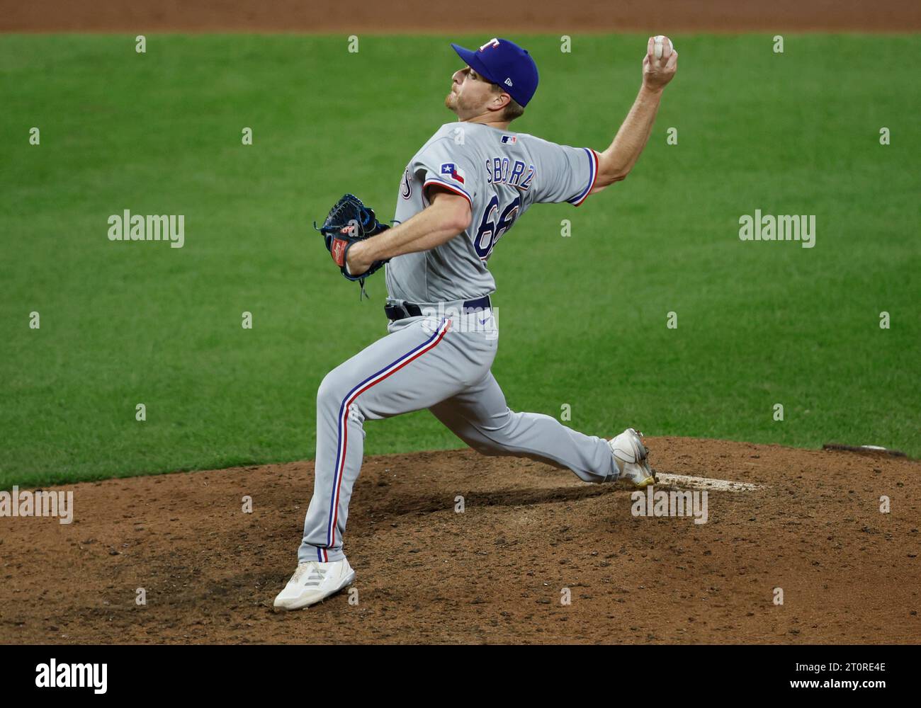 Baltimora, Stati Uniti. 8 ottobre 2023. Il lanciatore di rilievo dei Texas Rangers Josh Sborz lanciò contro i Baltimore Orioles nell'ottavo inning in gara 2 di una MLB American League Division Series ad Oriole Park a Camden Yards a Baltimora domenica 8 ottobre 2023. Foto di Tasos Katopodis/UPI credito: UPI/Alamy Live News Foto Stock