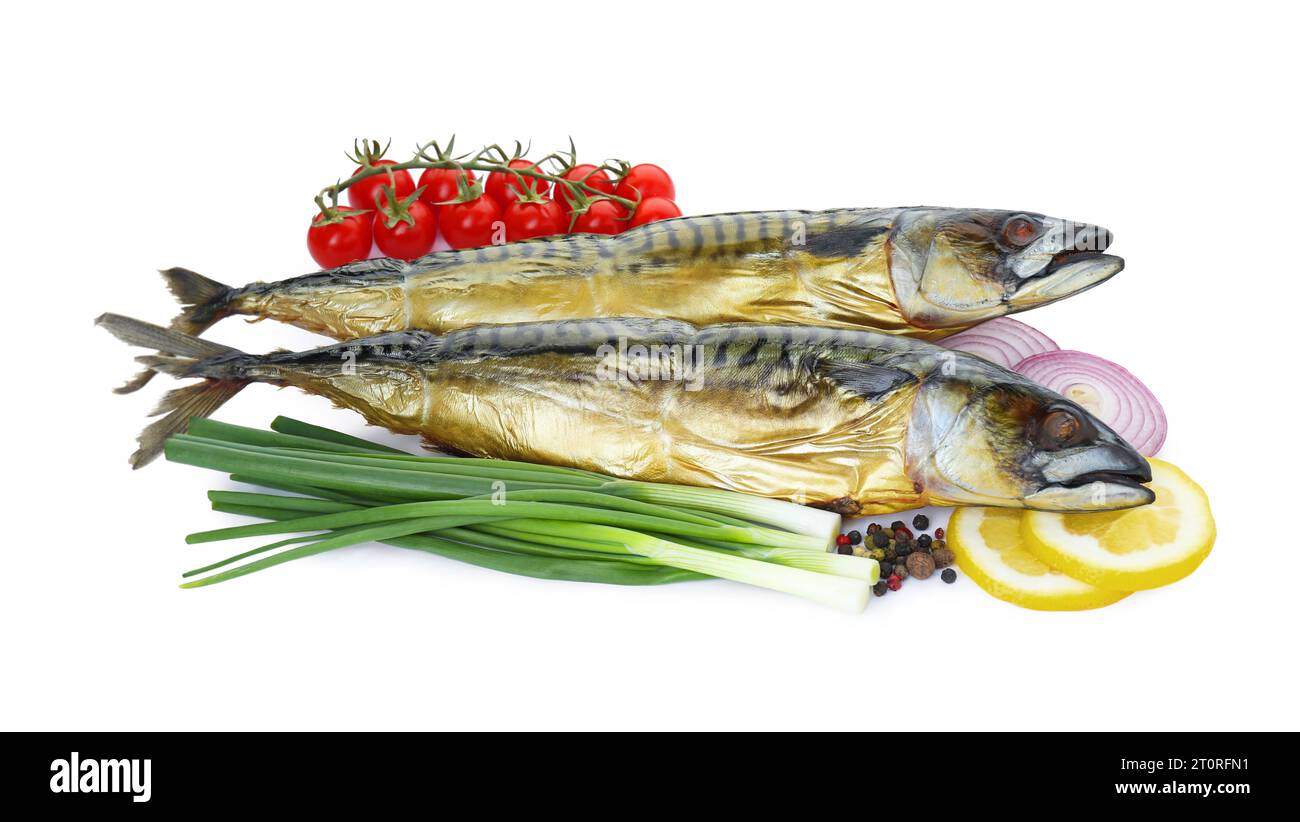 Deliziosi sgombri affumicati e prodotti su sfondo bianco Foto Stock