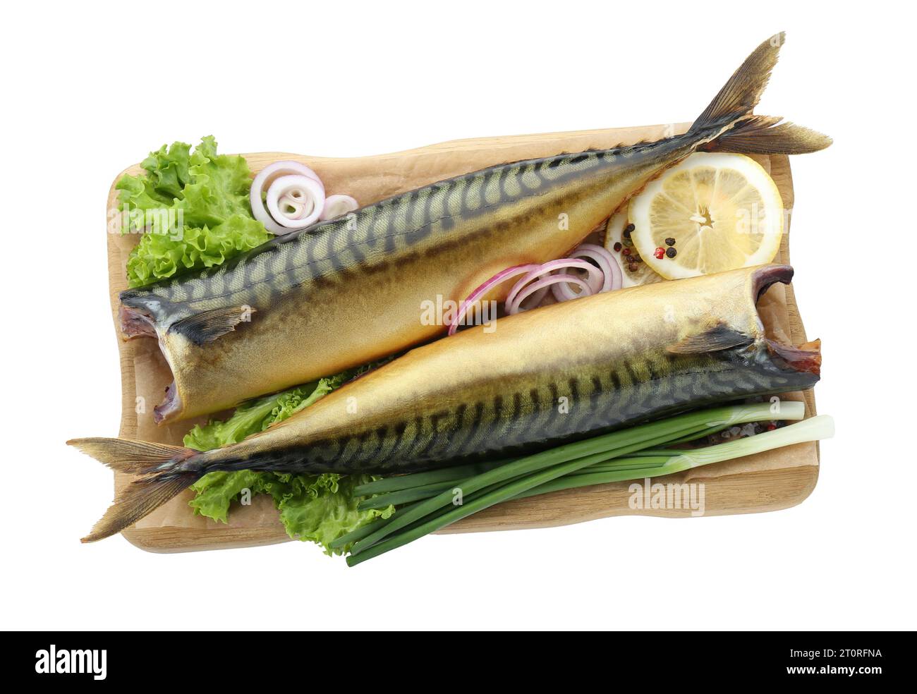 Deliziosi sgombri affumicati e prodotti su sfondo bianco, vista dall'alto Foto Stock