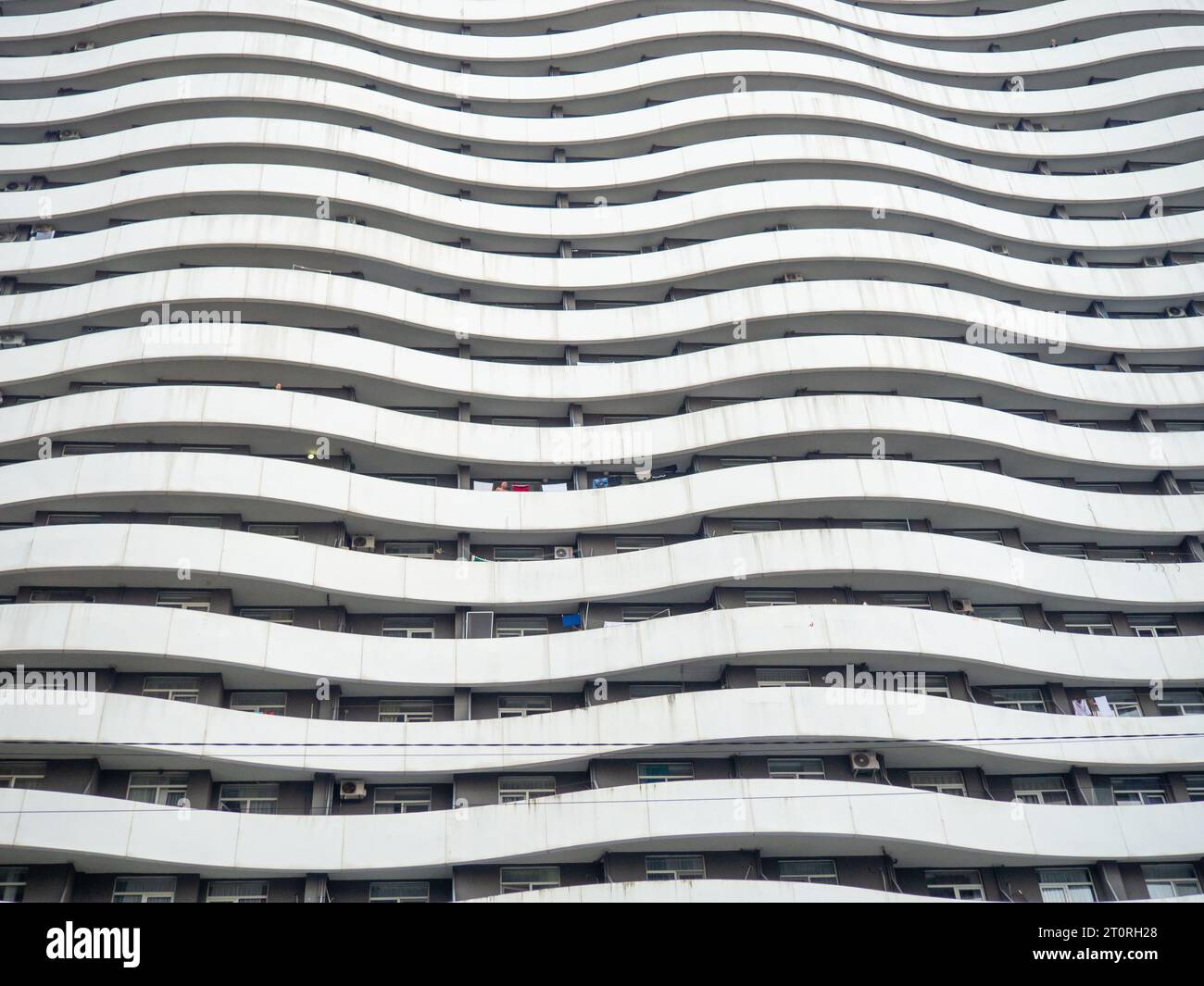 Insolita facciata di un alto edificio. Architettura di Batumi. La facciata ondulata della casa. Balconi. Alloggi per molte persone. Casa appartamento Foto Stock