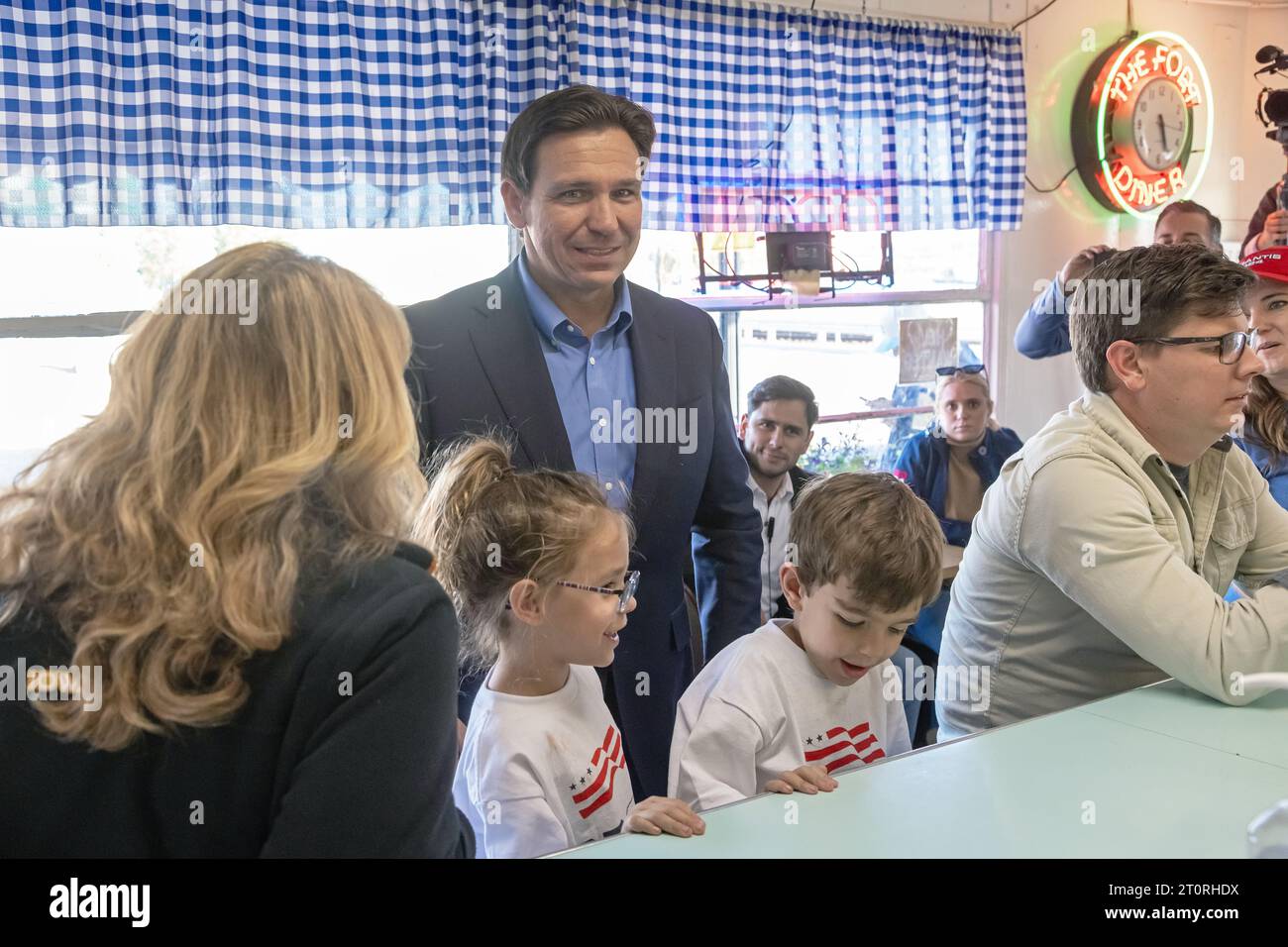 Il governatore della Florida Ron DeSantis ha fatto una visita elettorale a Jake & Walt's Fort Diner a Fort Madison, Iowa, USA. Il signor DeSantis sta cercando la nomina di Foto Stock