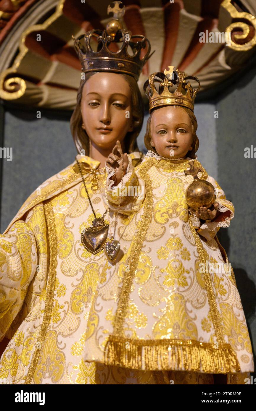 Statua della Vergine Maria con Gesù bambino. Chiesa dei Santi Pietro e Paolo a Bertrange, Lussemburgo. Foto Stock