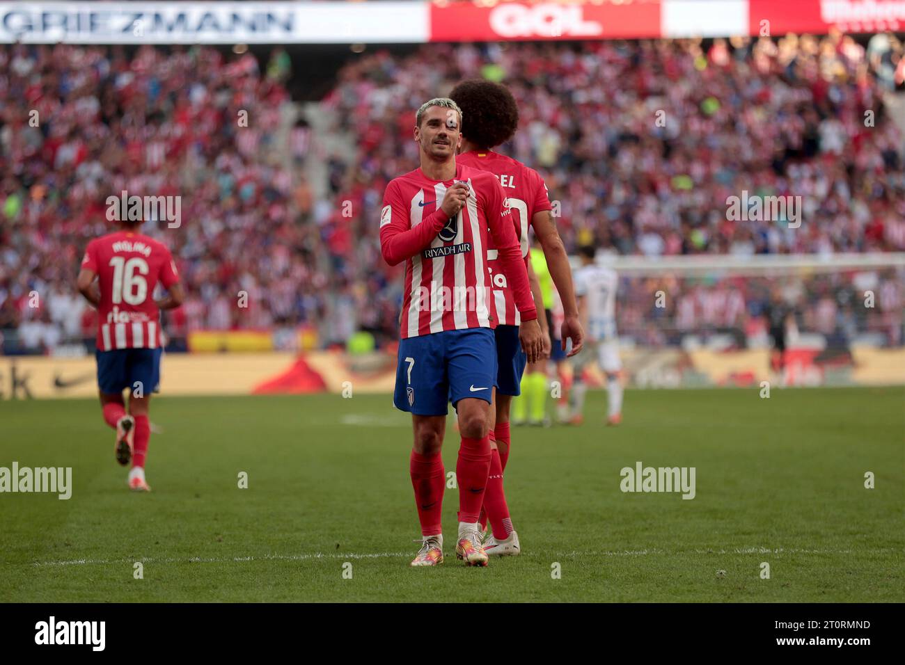 Madrid, spagnolo. 8 ottobre 2023. Madrid Spagna; 08.10.2023.- Griezmann celebra il suo gol di rigore che dà alla sua squadra la vittoria Atletico de Madrid contro Real Sociedad, la partita di calcio spagnola Day 9 si è svolta allo stadio Cívitas Metropolitano, culminando con un punteggio di 2-1 a favore dell'Atletico con gol segnati da Samuel Lino 22' e Antoine Griezmann 89' di rigore. E per Real Sociedad, gol segnato da Mikel Oyarzabal 73' crediti: Juan Carlos Rojas/ Picture Alliance/dpa/Alamy Live News Foto Stock