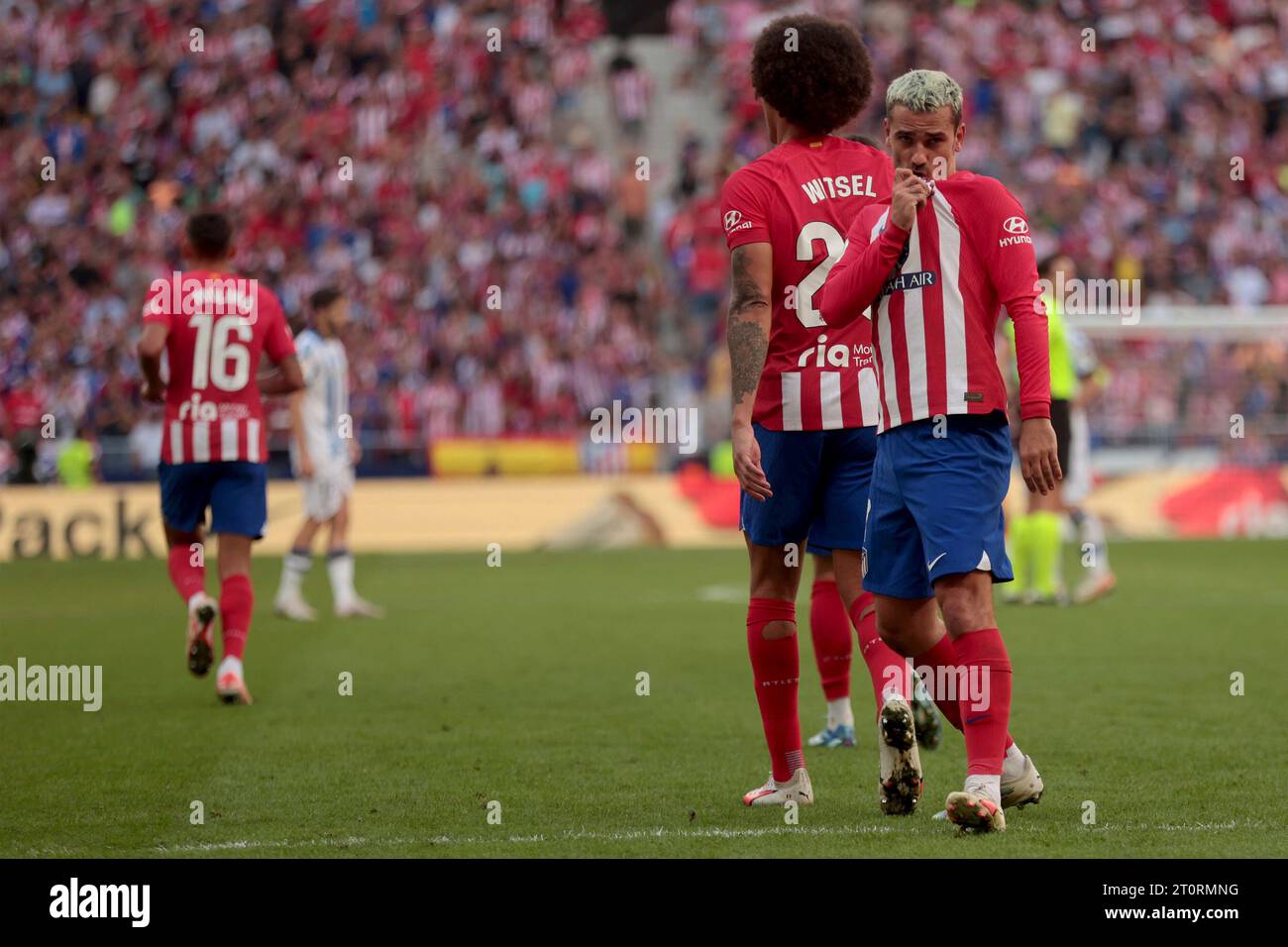 Madrid, spagnolo. 8 ottobre 2023. Madrid Spagna; 08.10.2023.- Anoine Griezmann segna un rigore. Atletico de Madrid vs Real Sociedad, partita di calcio spagnola del giorno 9 tenutasi allo stadio Cívitas Metropolitano culminando con un punteggio di 2-1 a favore dell'Atletico con gol segnati da Samuel Lino 22' e Antoine Griezmann 89' da un rigore. E per Real Sociedad, gol segnato da Mikel Oyarzabal 73' crediti: Juan Carlos Rojas/ Picture Alliance/dpa/Alamy Live News Foto Stock