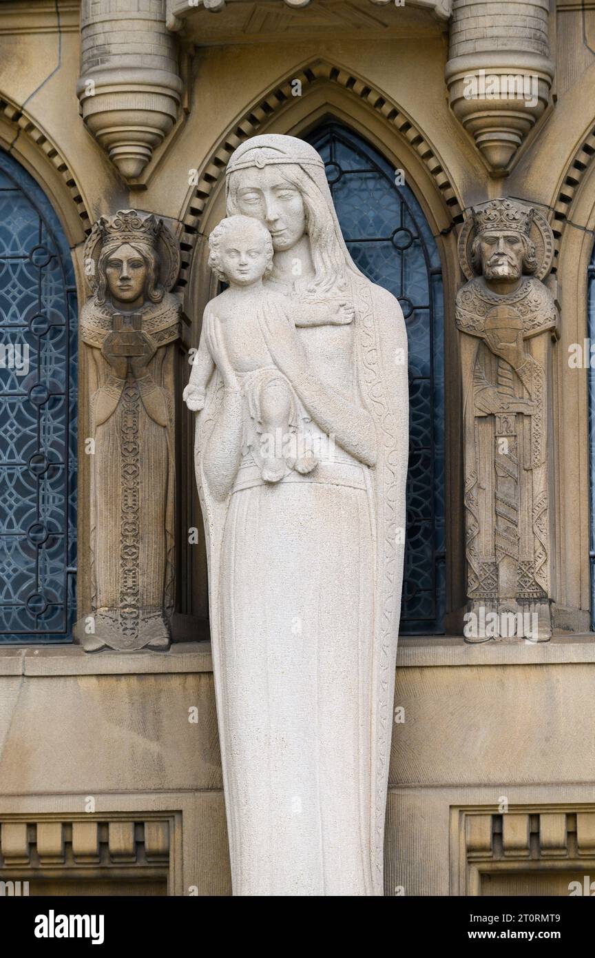 Una statua della Vergine Maria con Gesù bambino sopra il portale della Cathédrale Notre-Dame de Luxembourg. Foto Stock