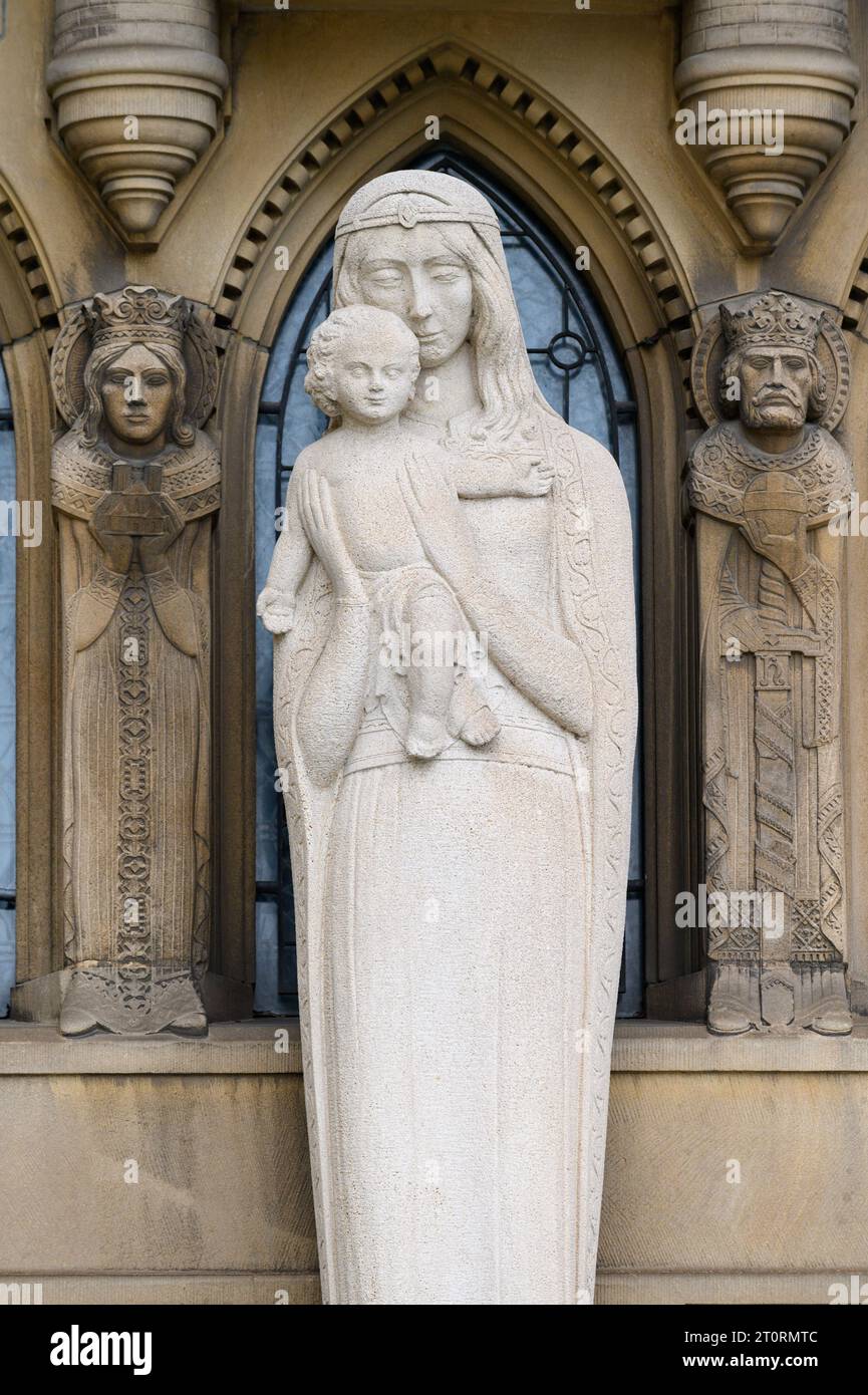 Una statua della Vergine Maria con Gesù bambino sopra il portale della Cathédrale Notre-Dame de Luxembourg. Foto Stock
