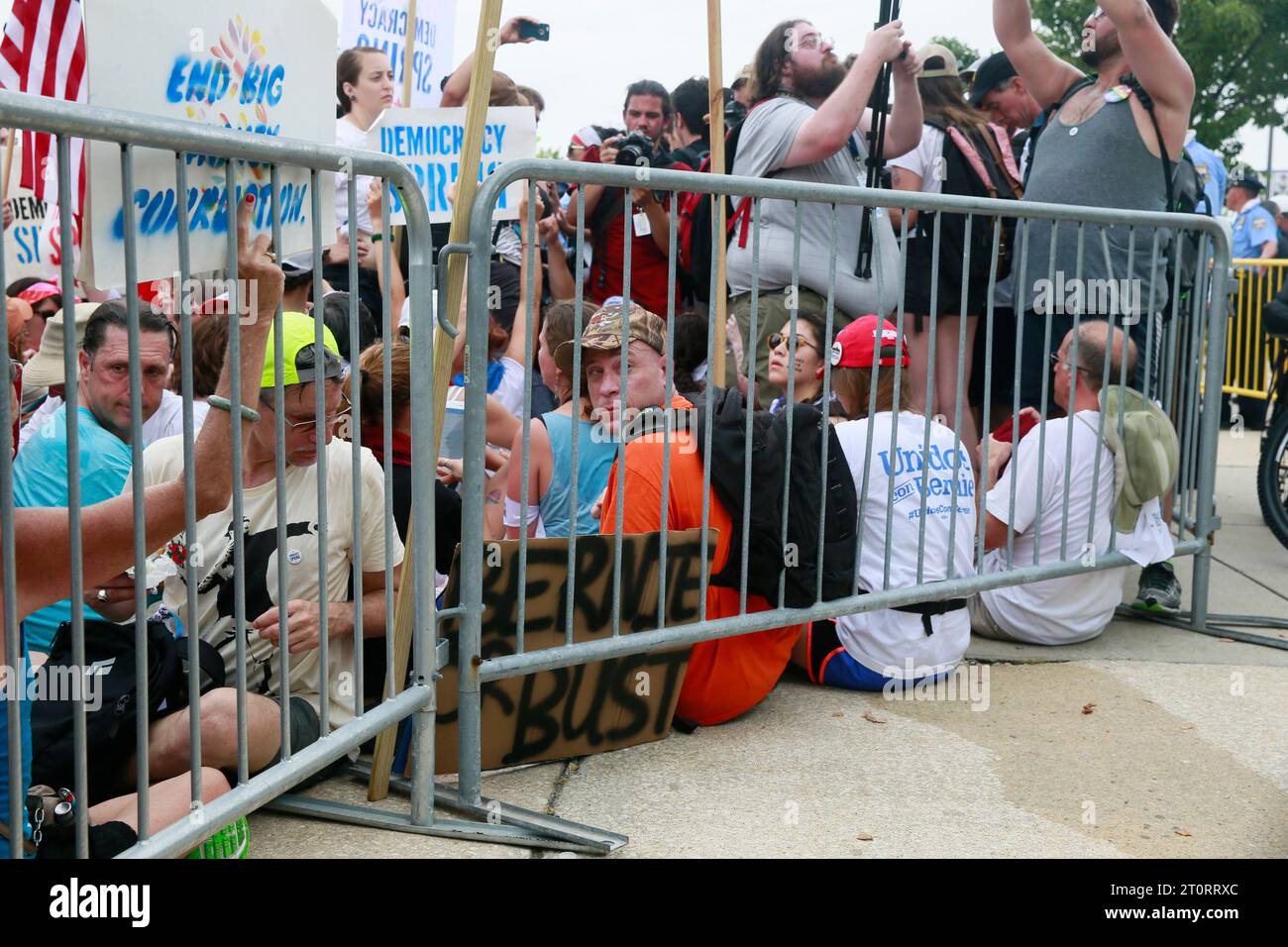 07252016 - Filadelfia, Pennsylvania, USA: I sostenitori di Bernie Sanders organizzano una protesta di sciopero sit down all'ingresso della fermata della metropolitana AT&T fuori dal Wells Fargo Center il primo giorno della Convention Nazionale Democratica. (Jeremy Hogan/Polaris) Foto Stock