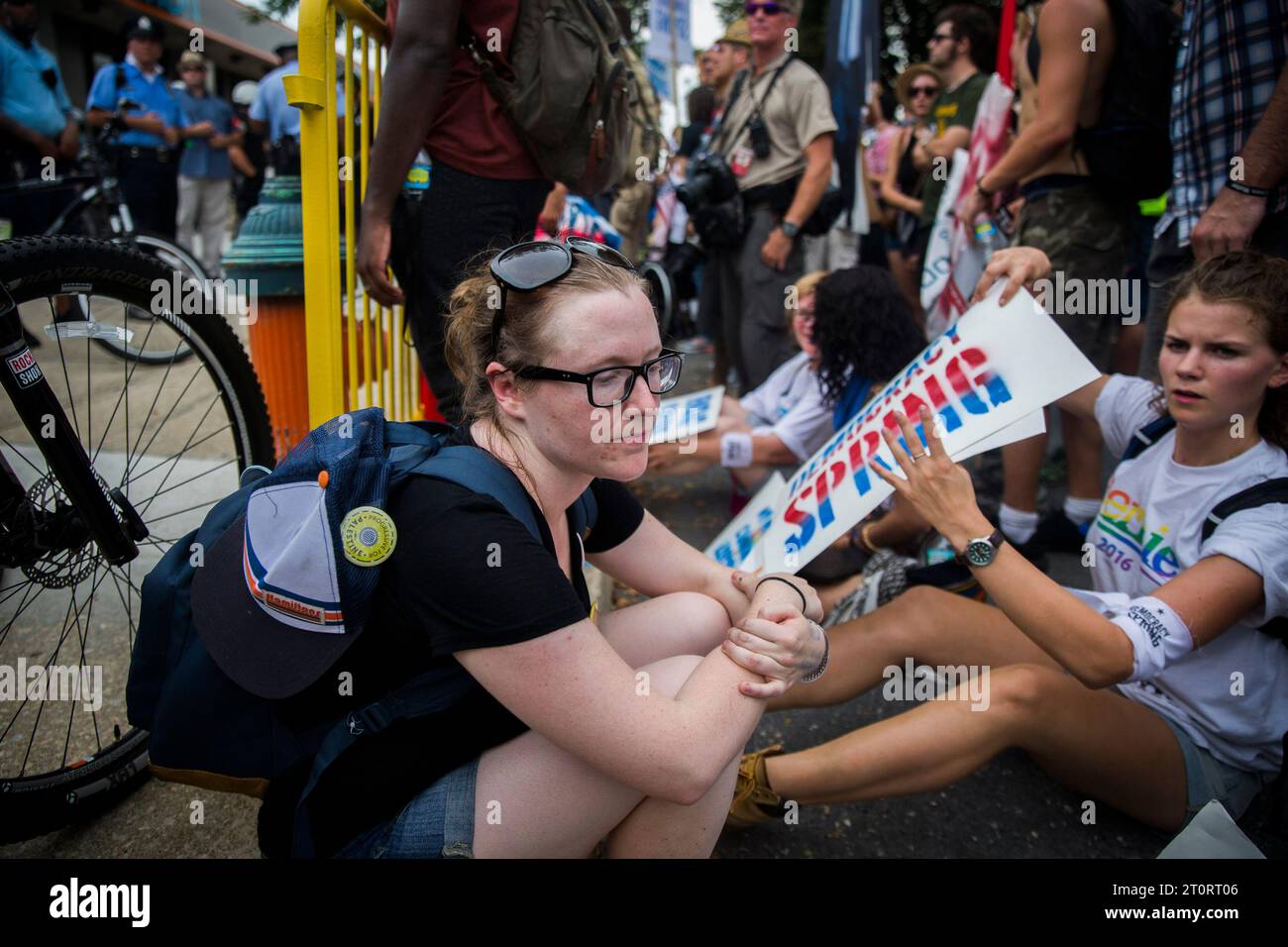 07252016 - Filadelfia, Pennsylvania, USA: Una donna partecipa allo sciopero dei seduti vicino all'ingresso della Convention nazionale democratica il primo giorno della Convention nazionale democratica. Diversi manifestanti attraversarono la linea di polizia come un atto di disobbedienza civile e furono arrestati. (Jeremy Hogan/Polaris) Foto Stock