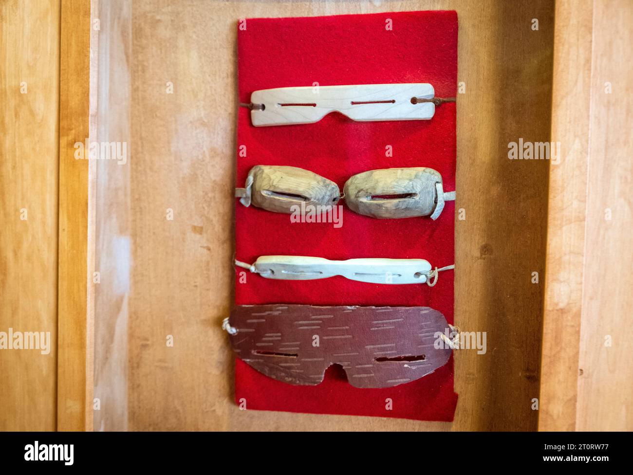 Mostra che mostra gli storici occhiali da neve degli Indiani d'America per proteggersi dalla cecità della neve nell'Artico, Grand Portage National Monument, Minnesota, USA Foto Stock