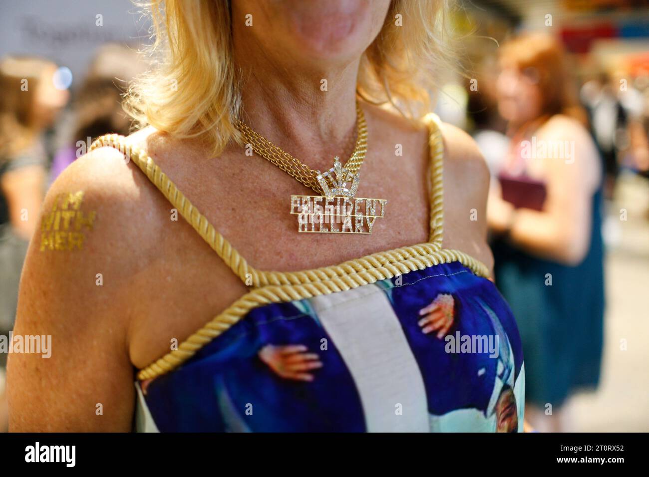 07272016 - Filadelfia, Pennsylvania, USA: Il delegato di Mississippi Hillary Clinton Kelly Jacobs è decorato con parole e gioielli a sostegno di Clinton durante il terzo giorno della Convention nazionale democratica. (Jeremy Hogan/Polaris) Foto Stock