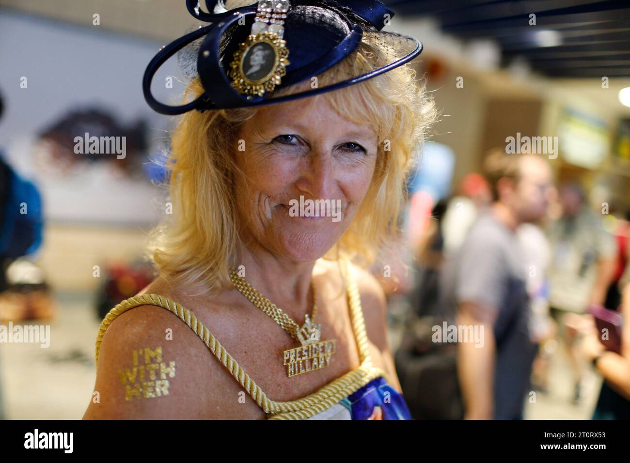 07272016 - Filadelfia, Pennsylvania, USA: Il delegato di Mississippi Hillary Clinton Kelly Jacobs è decorato con parole e gioielli a sostegno di Clinton durante il terzo giorno della Convention nazionale democratica. (Jeremy Hogan/Polaris) Foto Stock