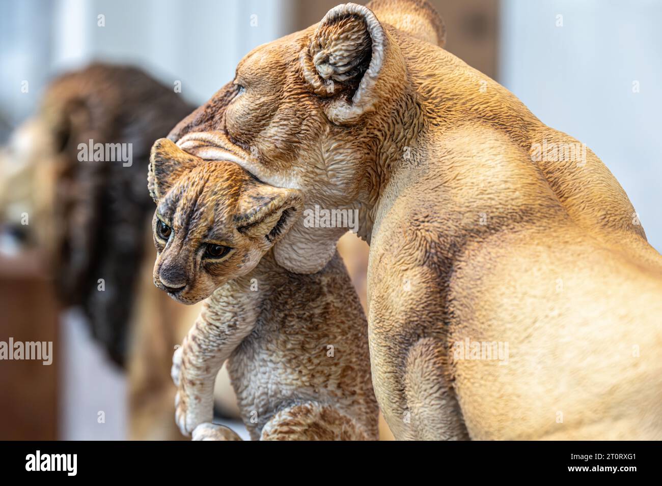 Scultura Bone china, Lioness with Cubs, di Chris Ashenden al Porcelain & Decorative Arts Museum di Athens, Georgia. (USA) Foto Stock