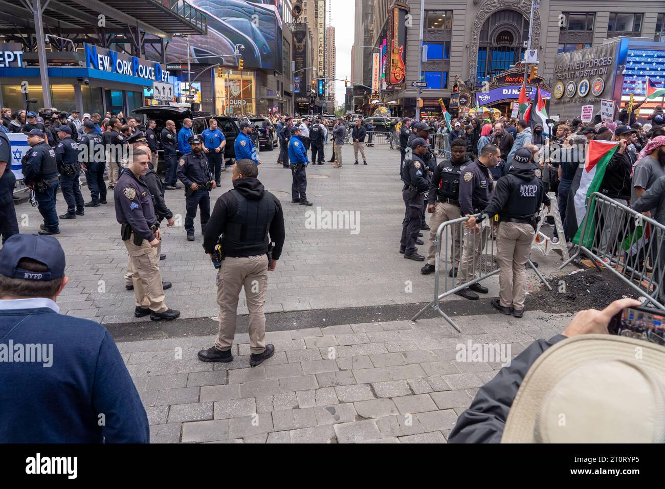 NEW YORK, NEW YORK - 8 OTTOBRE: I contrattivisti che detengono bandiere israeliane sono separati da ufficiali della polizia di New York in una manifestazione a sostegno del gruppo militante Hamas e palestinesi a Times Square l'8 ottobre 2023 a New York City. Il 7 ottobre, il gruppo militante palestinese Hamas lanciò un attacco a sorpresa contro Israele da Gaza via terra, via mare e via aerea, uccidendo oltre 700 persone e ferendone più di 2000. Secondo i rapporti, 130 soldati e civili israeliani sono stati rapiti da Hamas e portati a Gaza. Crediti: Ron Adar/Alamy Live News Foto Stock